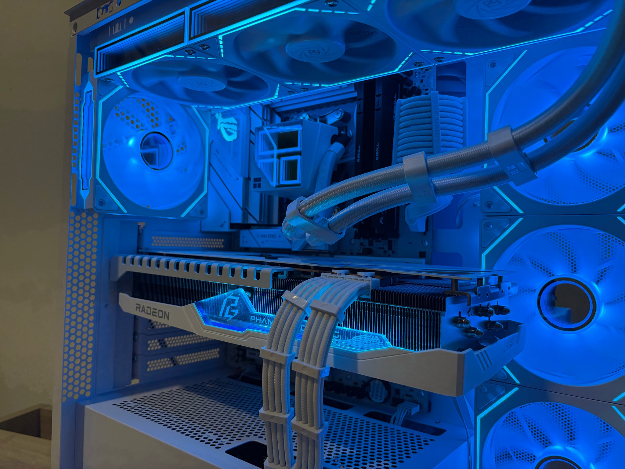 👻 Phantom 👻 Ryzen 5 9600X RX 7900 XT 20GB 32GB DDR5 1TB M.2 Win 11Pro Gaming PC