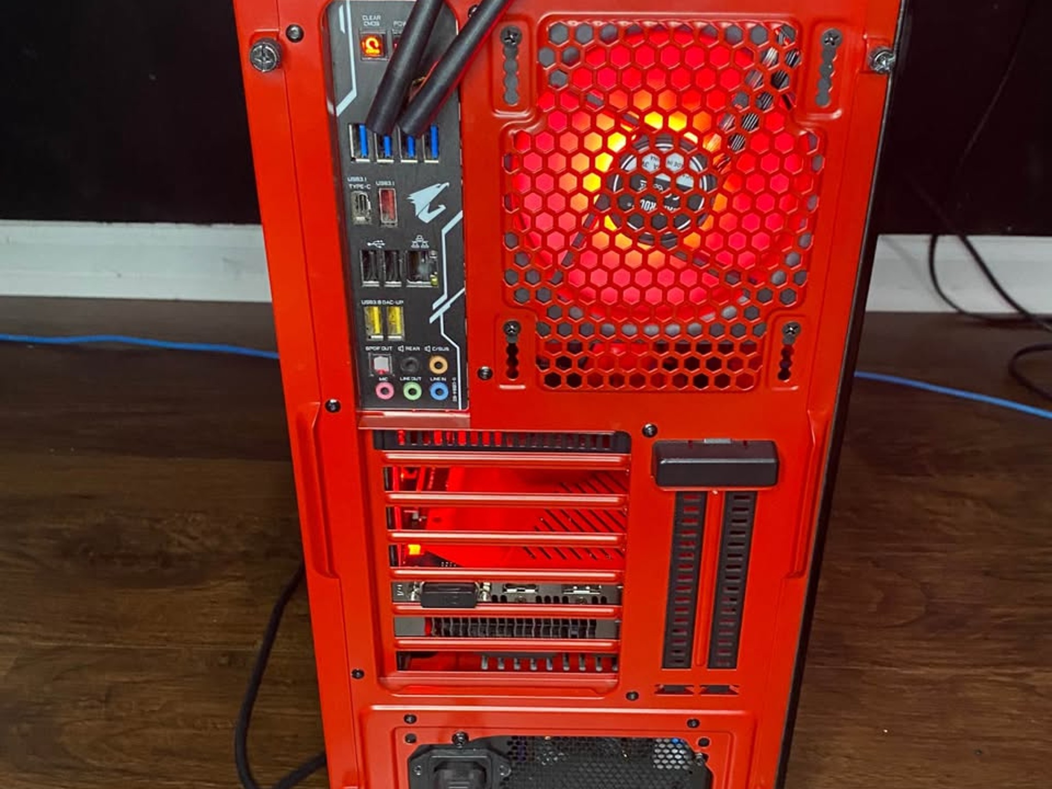 Red Gaming PC (GTX 1660 Super + AMD Ryzen 7 2700X + 16GB DDR4 + HDD + SSD)
