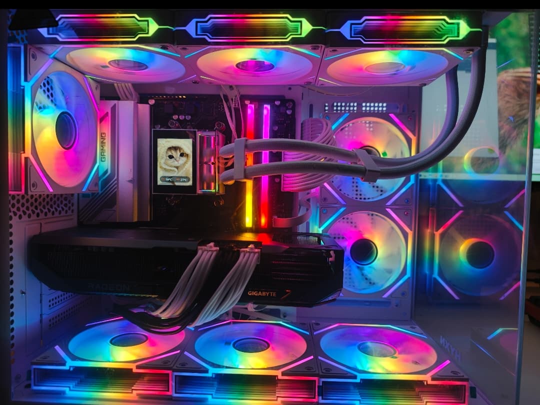 White 4K Gaming/Productivity Custom PC Radeon RX 9070XT - Ryzen 9 7900X, 32GB RAM Scrren+Mirror Fan