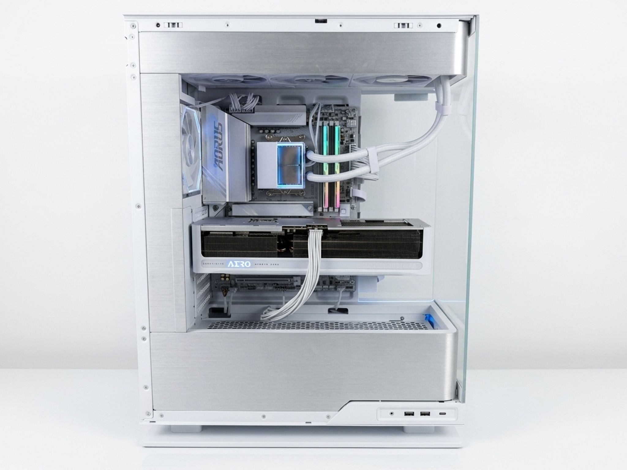 Phantek Evolv X2 - 9850X3D+5070 TI White 4k build