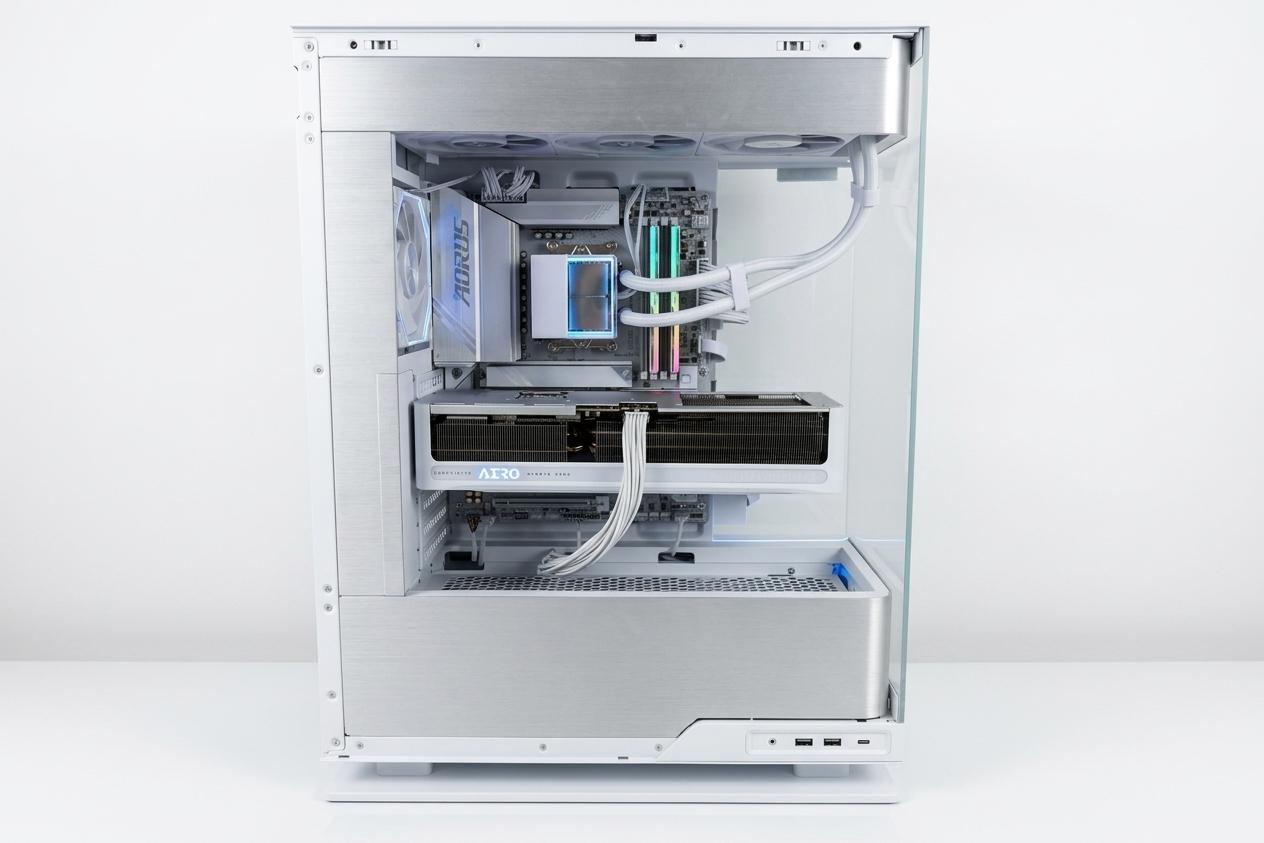 Phantek Evolv X2 - 9850X3D+5070 TI White 4k build