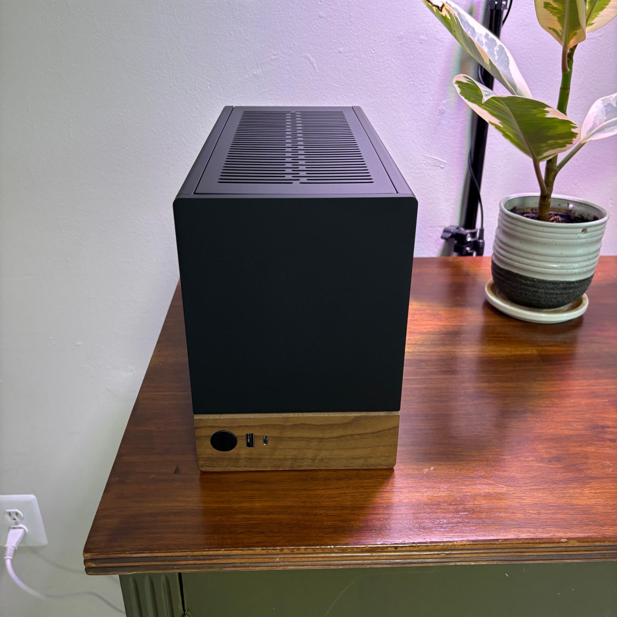 RTX 5070TI | Ryzen 7 7800X3D | 32GB DDR5 | 1.5TB SSD | 1000W PSU | 1x 120MM Fan | Fractal Terra ITX