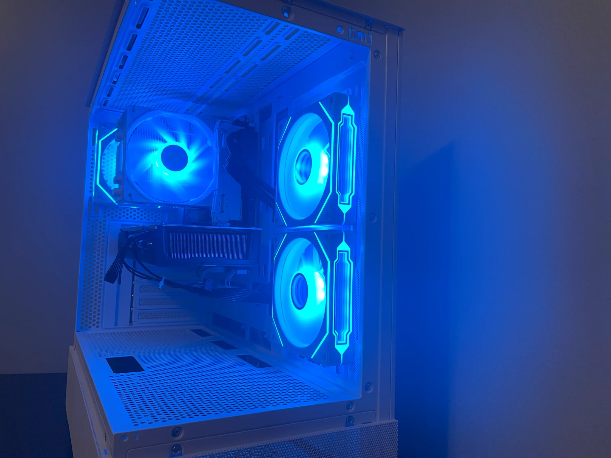White Custom RX 580, Ryzen 5 2600 Gaming PC