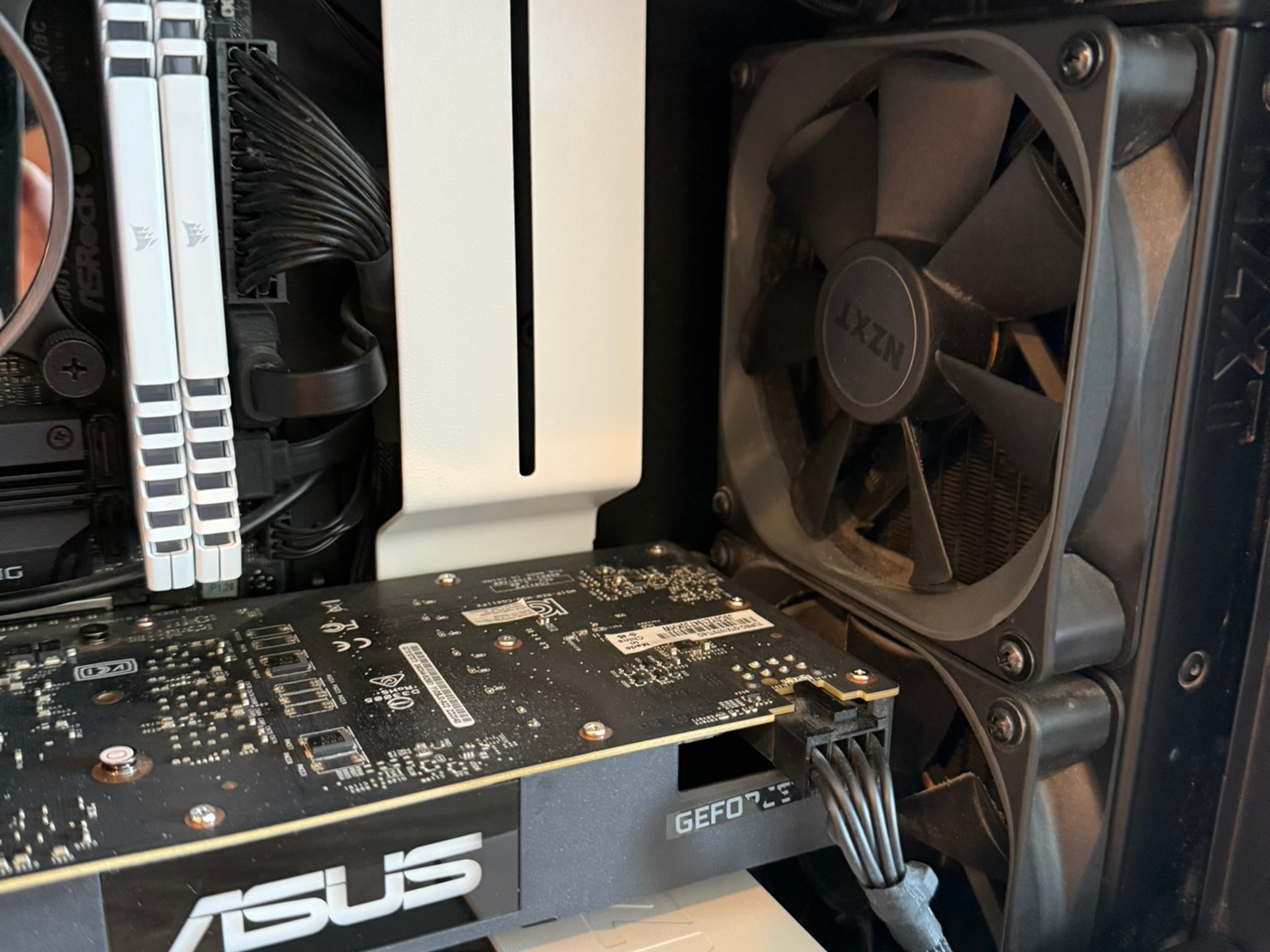 Sleek White Mini Gaming PC: i5-9600K, GTX 1070 Ti, 32GB RAM - Perfect for Esports & Minimalist Setup
