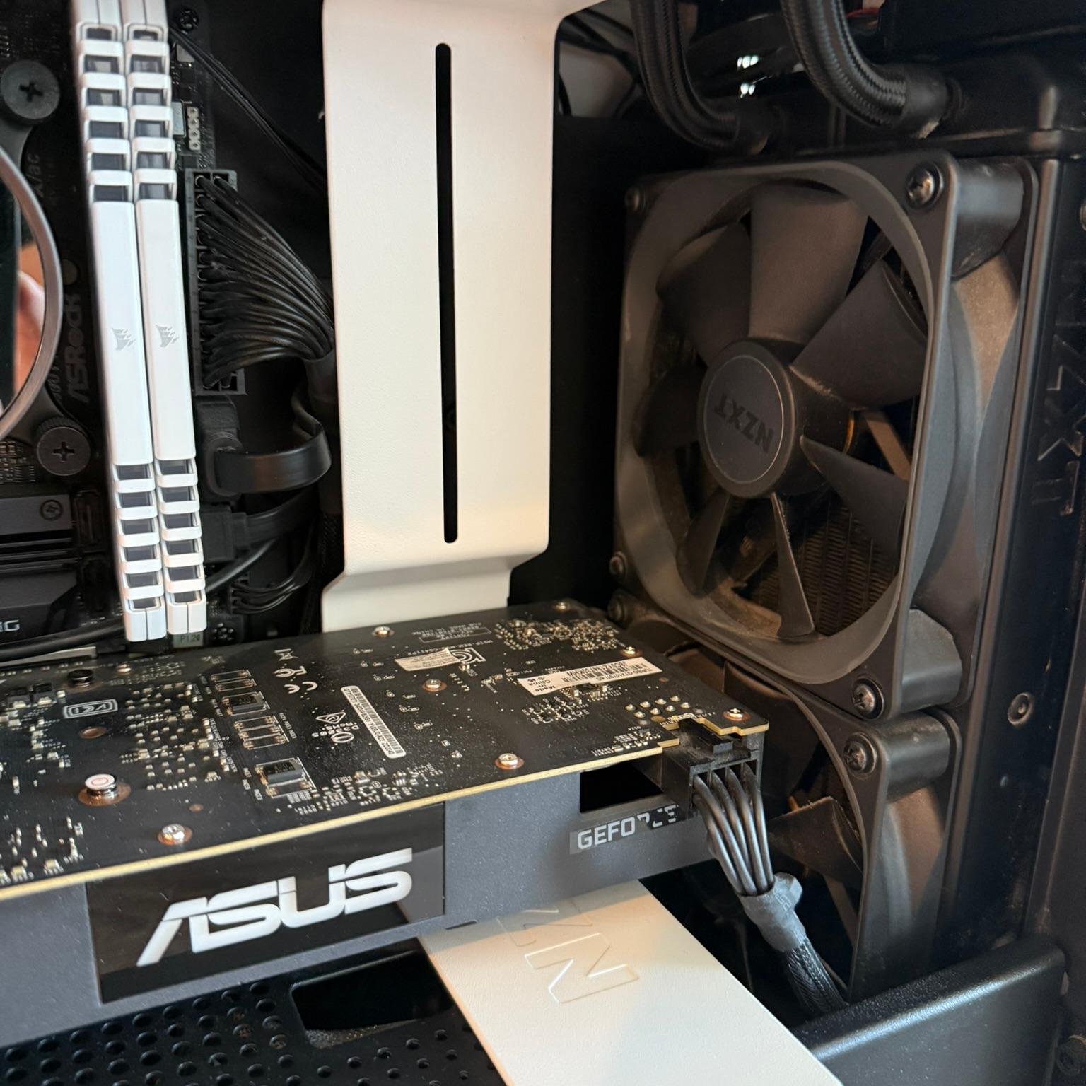 Sleek White Mini Gaming PC: i5-9600K, GTX 1070 Ti, 32GB RAM - Perfect for Esports & Minimalist Setup
