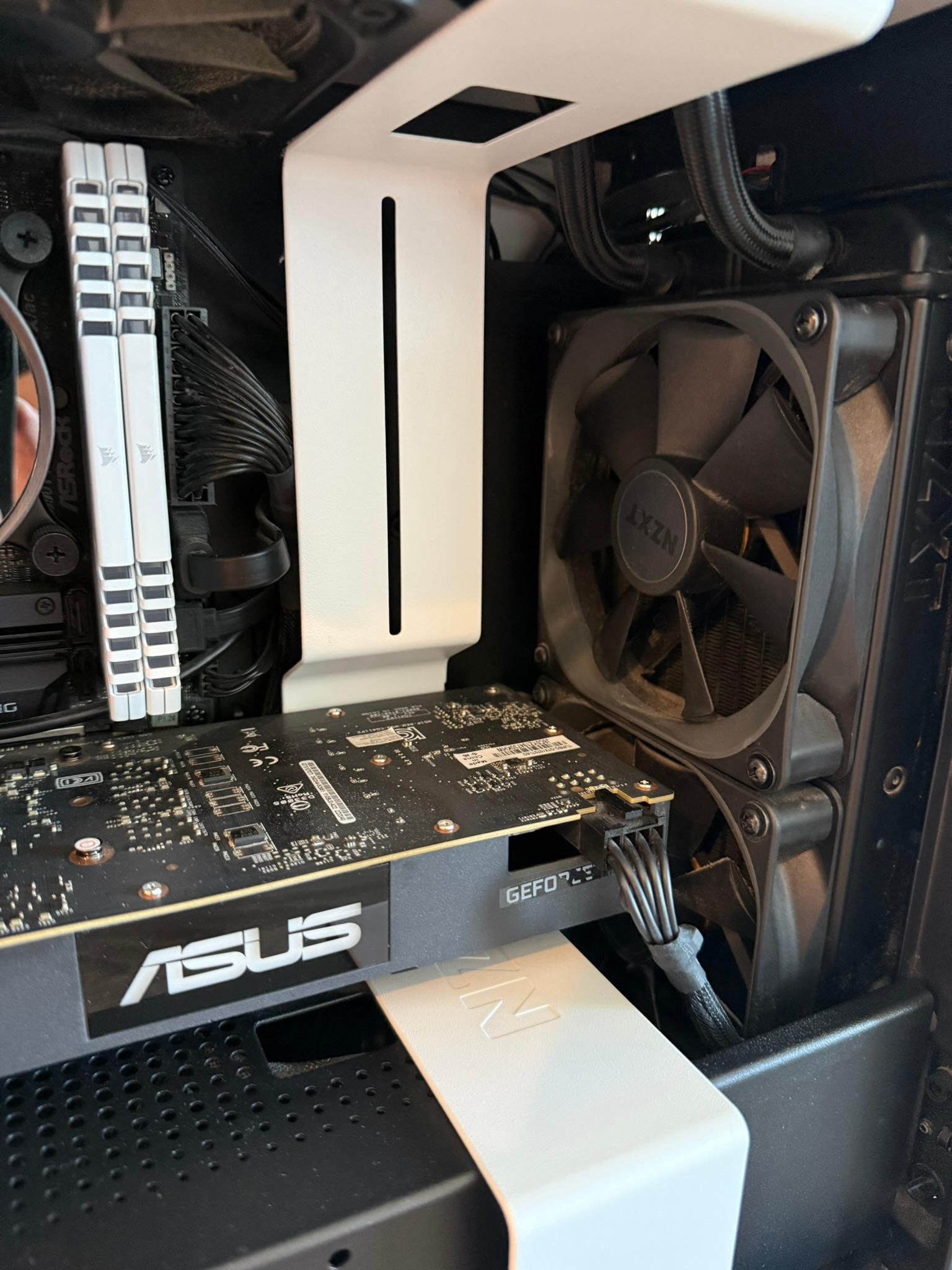 Sleek White Mini Gaming PC: i5-9600K, GTX 1070 Ti, 32GB RAM - Perfect for Esports & Minimalist Setup