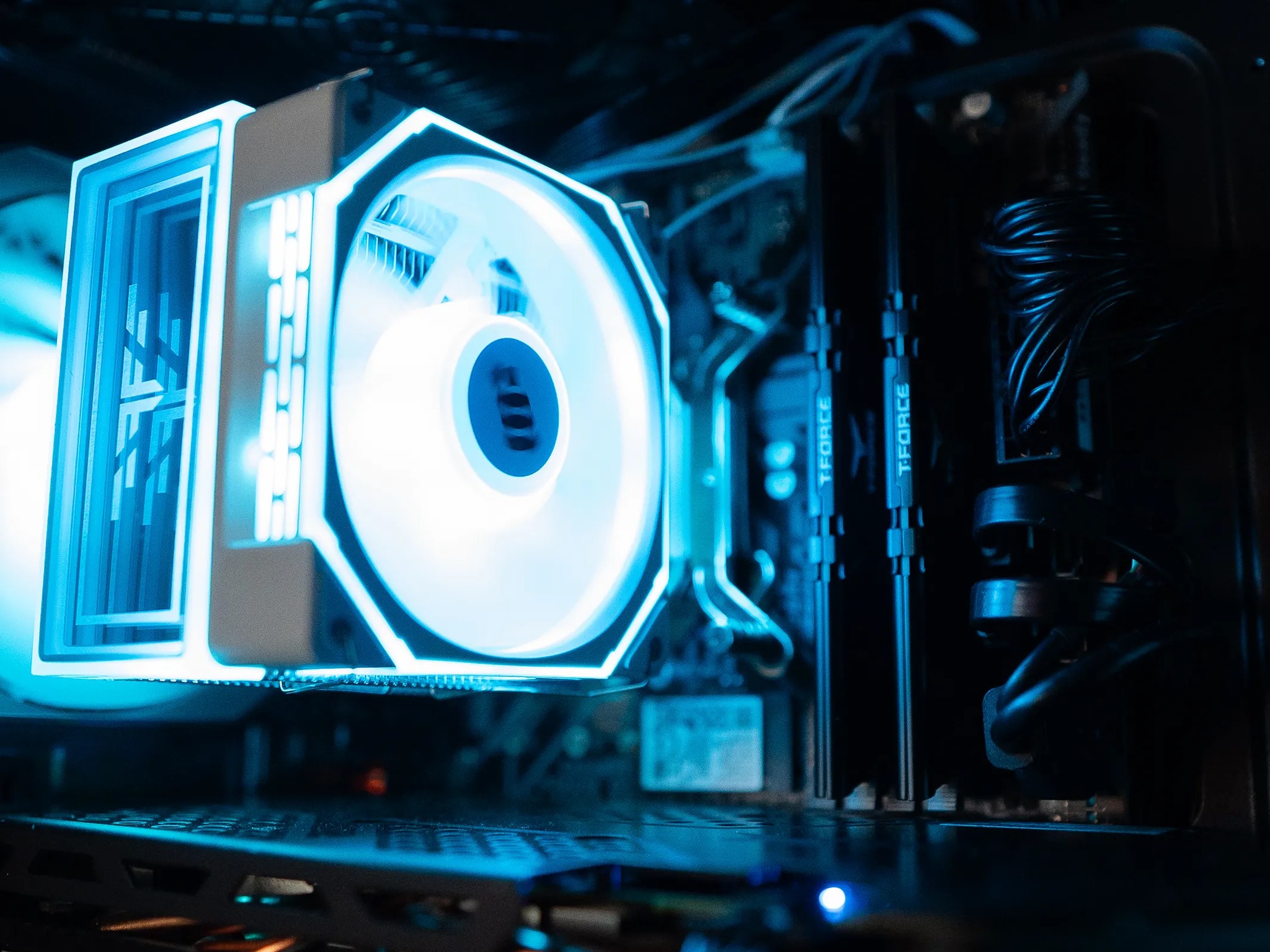 ⛈️❄️ | RX 580 | INTEL i5 8400 | 16GB DDR4 RAM | 256GB NVME SSD + 1TB HDD | Arctic Blizzard 2.0