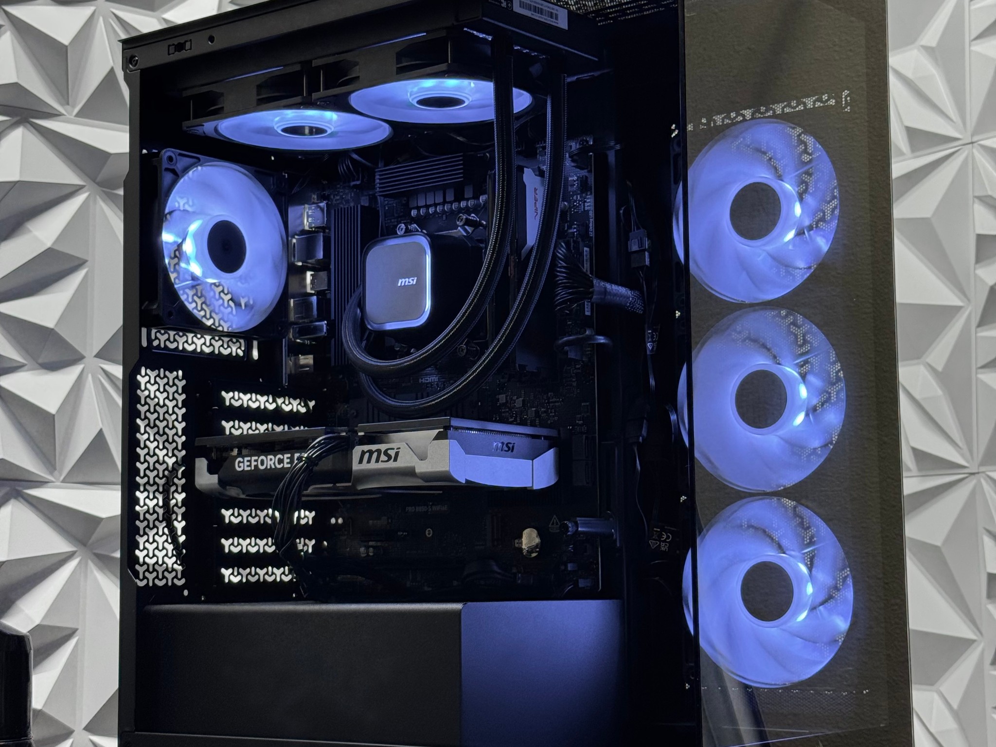RTX 5060 Ti / 32GB DDR5 Ram / Ryzen 5 9600X / 1TB Crucial Nvme / 650w psu / windows 11