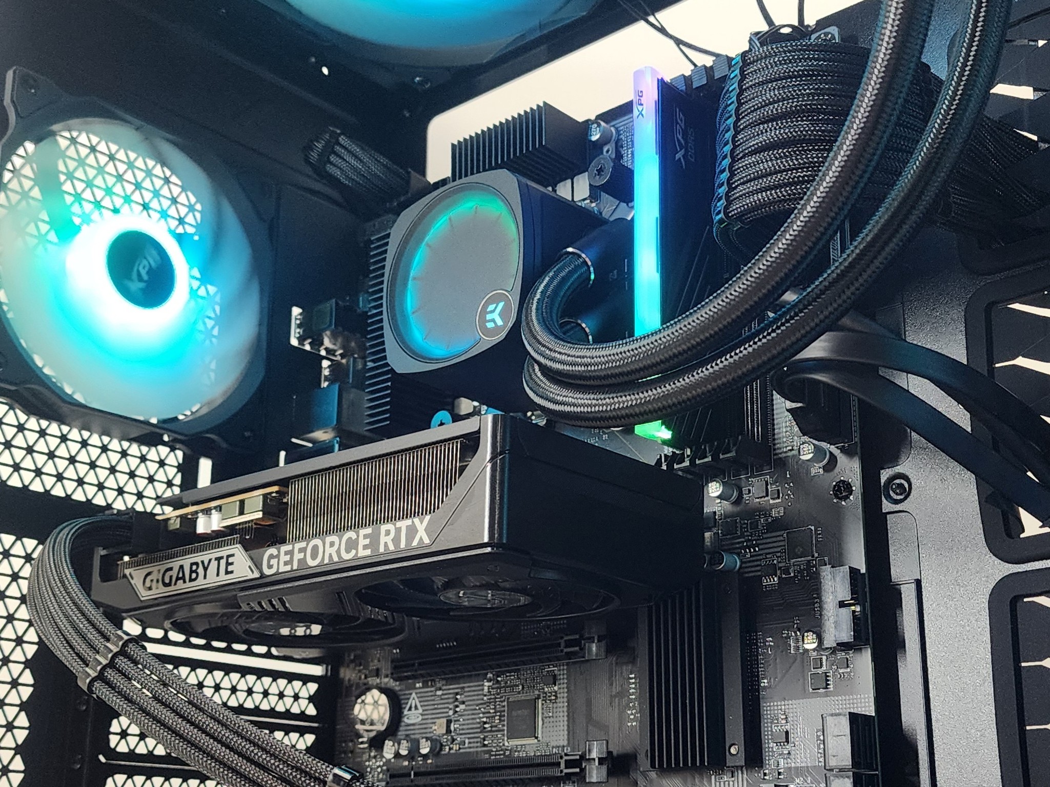 Gaming PC Intel Ultra 5 225F 16GB RAM 1TB SSD RTX 5060  8GB Windows 11 Computer