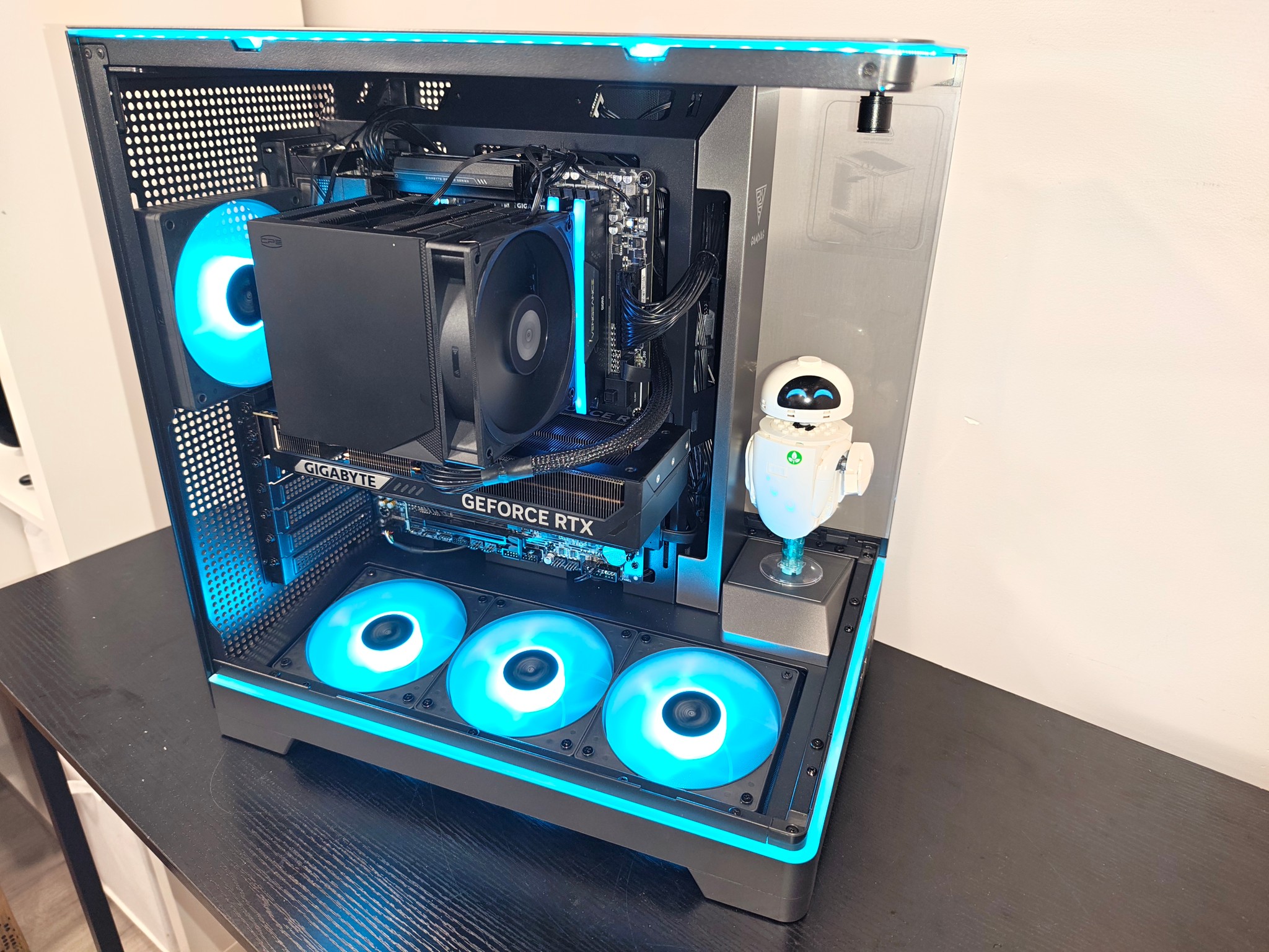 THE STAGE, custom 4k high end RTX 5070 Gaming pc with 32 gb of ddr5 ram!