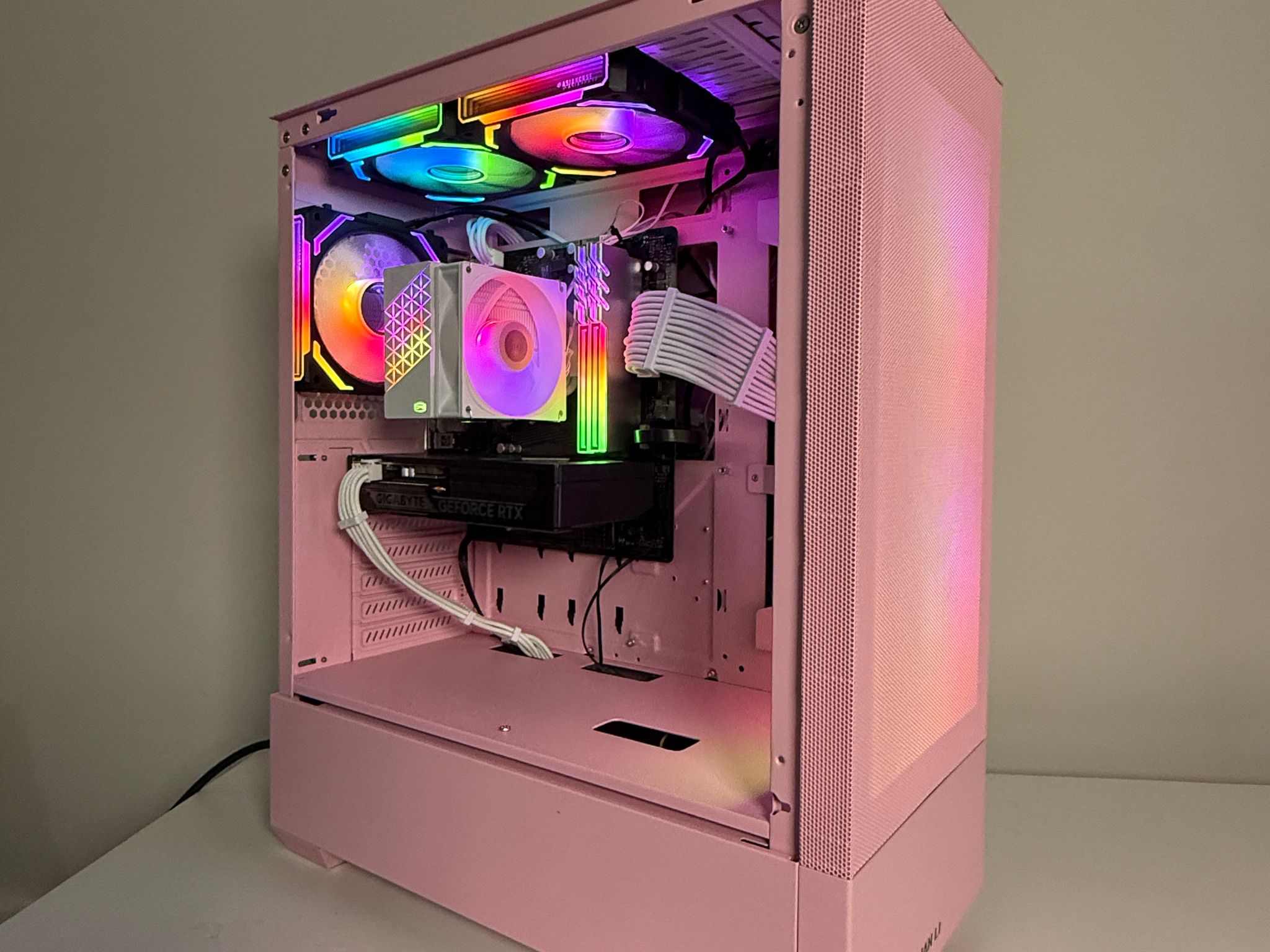 千35 CPUi7 メモリ8GB ピンクPC 🌸 Lian Li Pink Gaming PC –RTX 5060 8gb|16gb RAM, 1TB SSD | Jawa