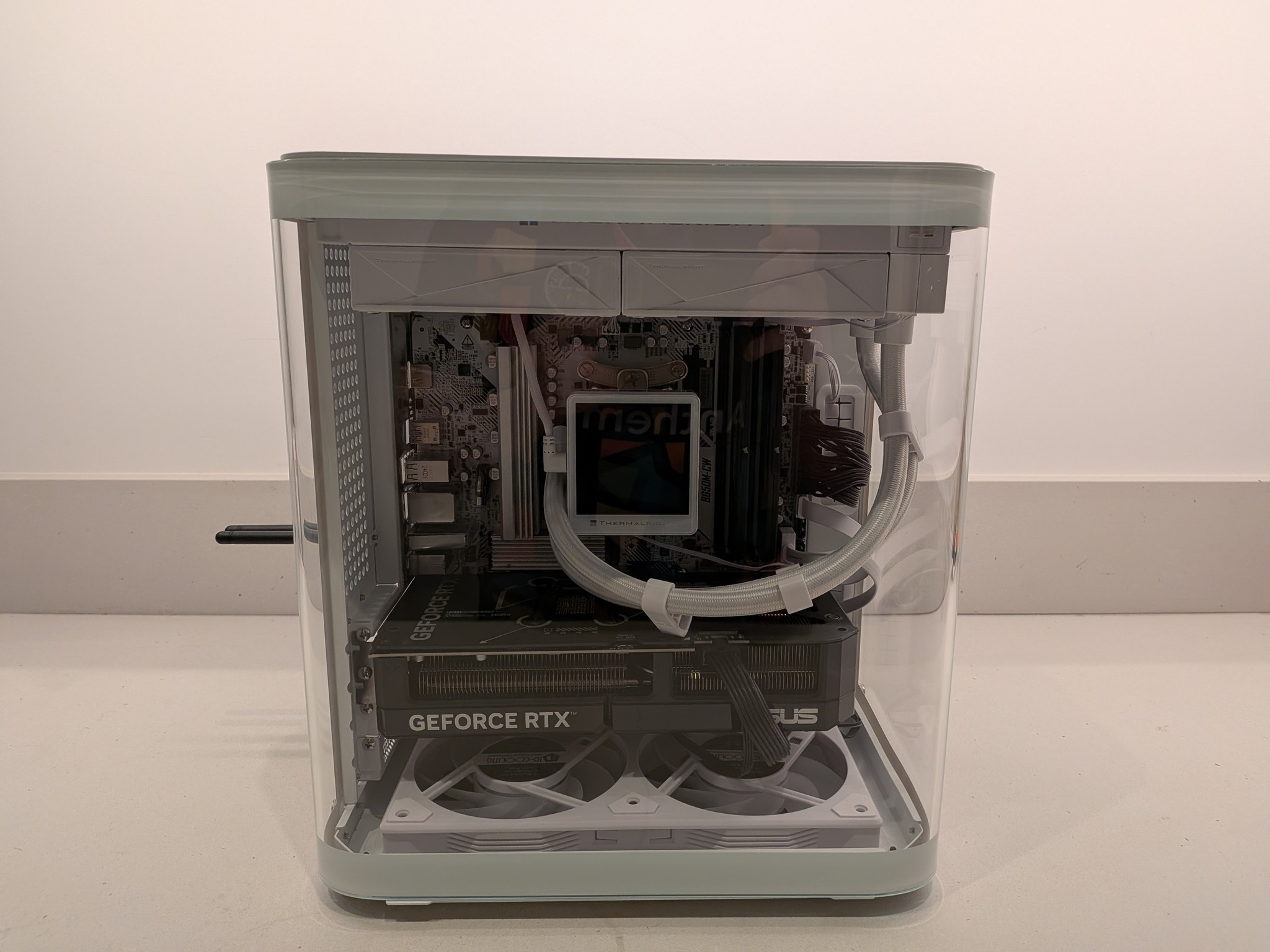Bomb Devil Snow - RTX 5070, Ryzen 5 9600X, 32 GB DDR5 RAM, 2 TB Gen 5 NVME, RGB, Liquid Cooled