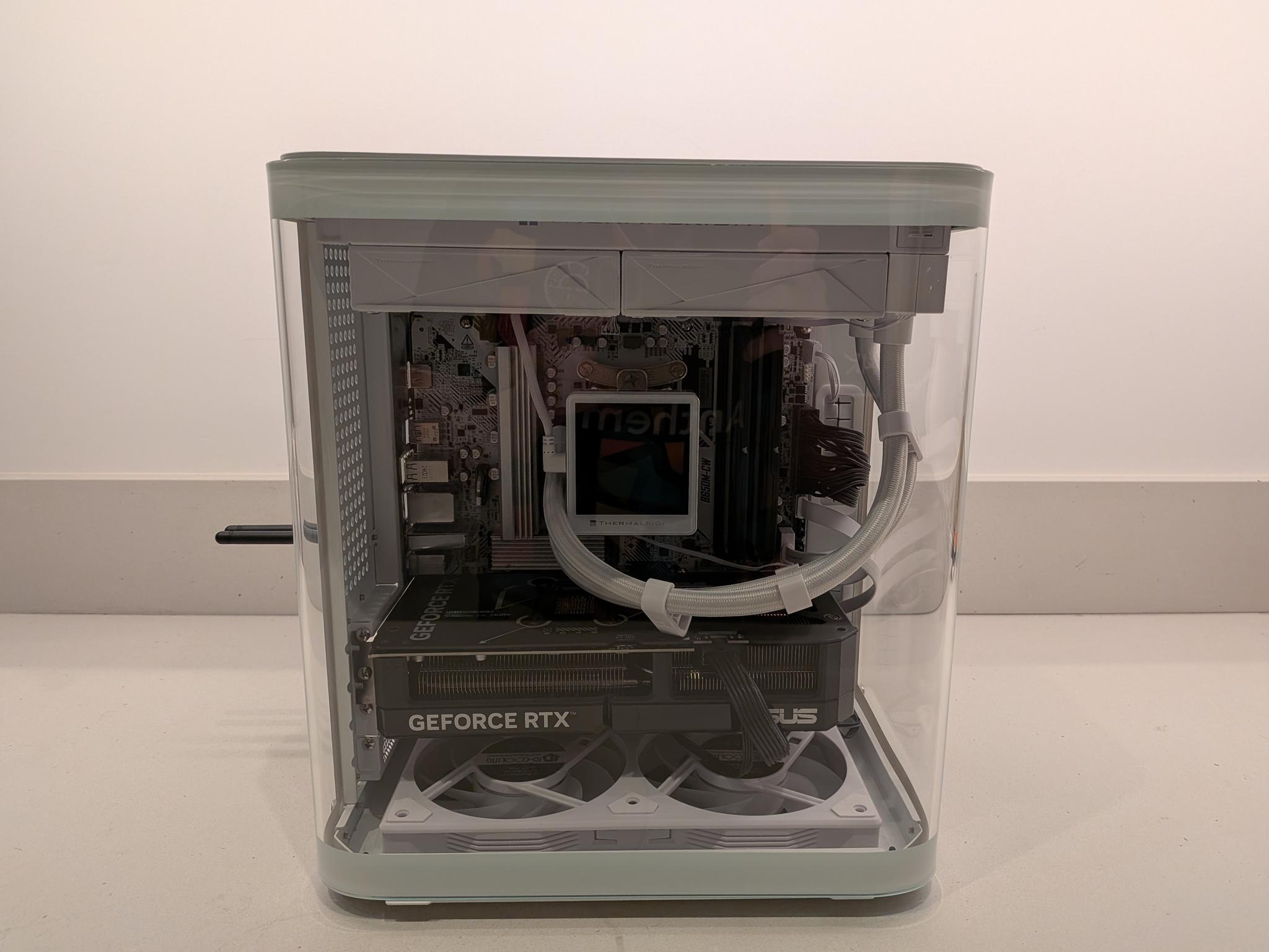 Bomb Devil Snow - RTX 5070, Ryzen 5 9600X, 32 GB DDR5 RAM, 2 TB Gen 5 NVME, RGB, Liquid Cooled
