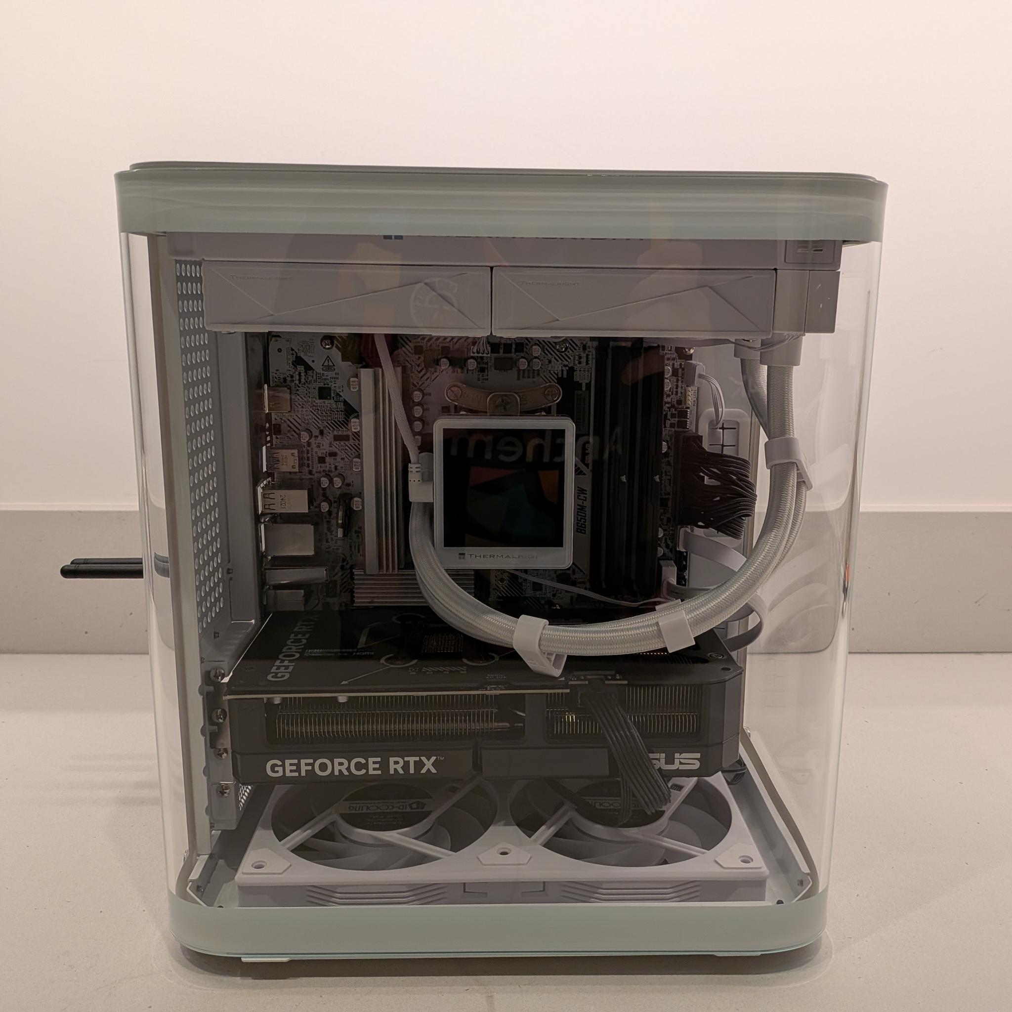 Bomb Devil Snow - RTX 5070, Ryzen 5 9600X, 32 GB DDR5 RAM, 2 TB Gen 5 NVME, RGB, Liquid Cooled