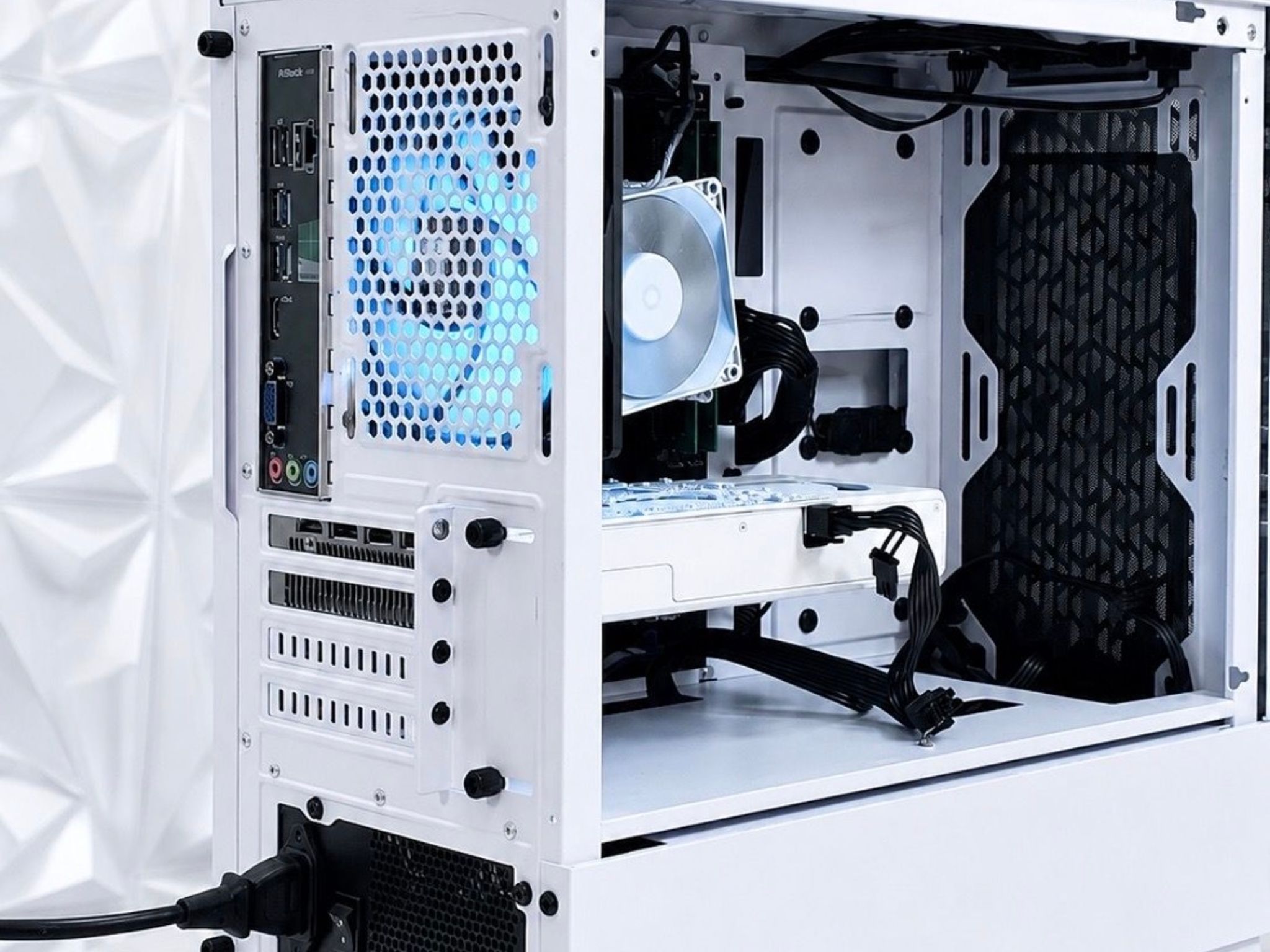 Custom White Gaming PC Build RX 570