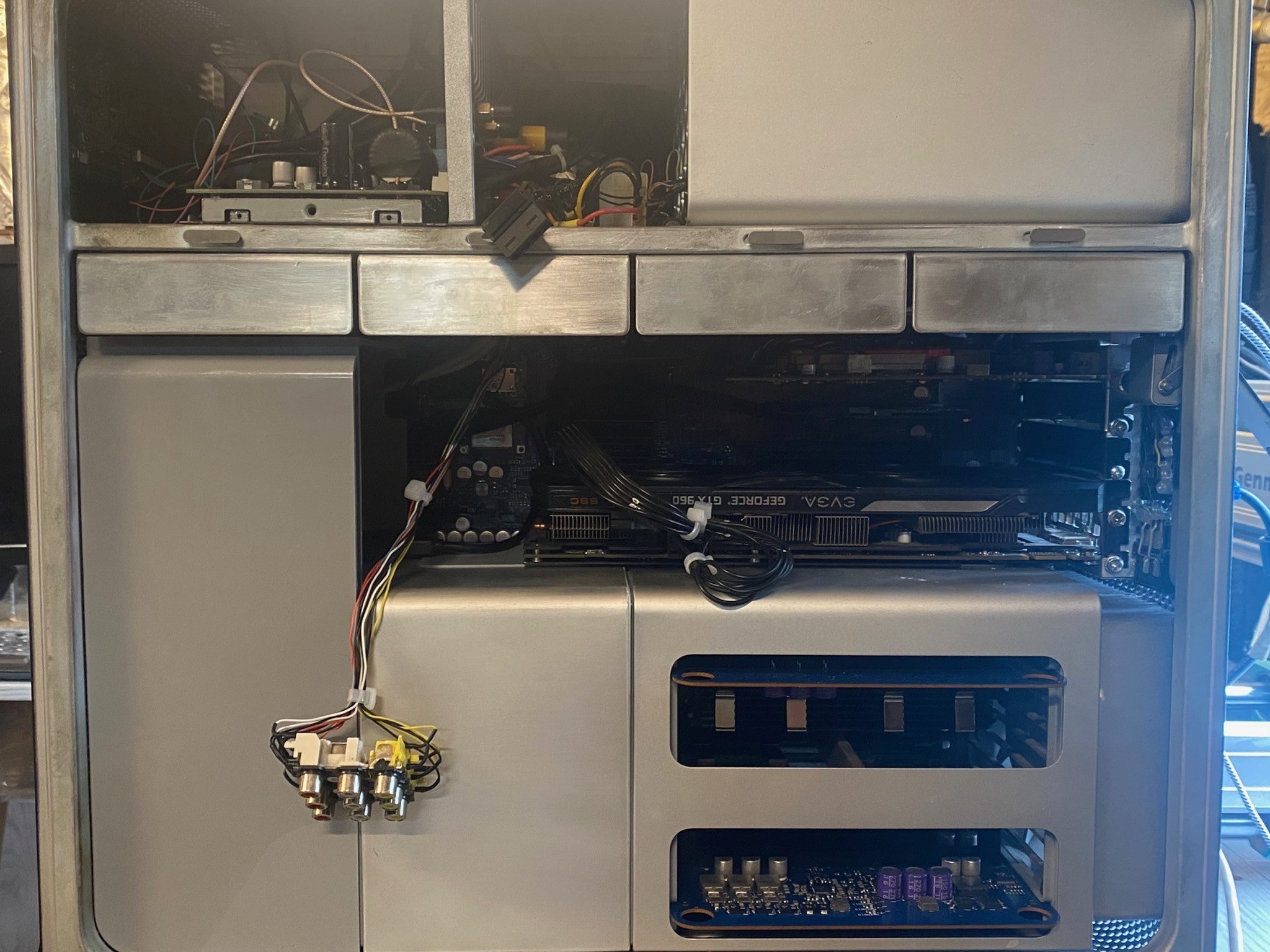 Custom Apple Mac Pro 3, 1 | Built in 7" Android touchscreen receiver | LEDs