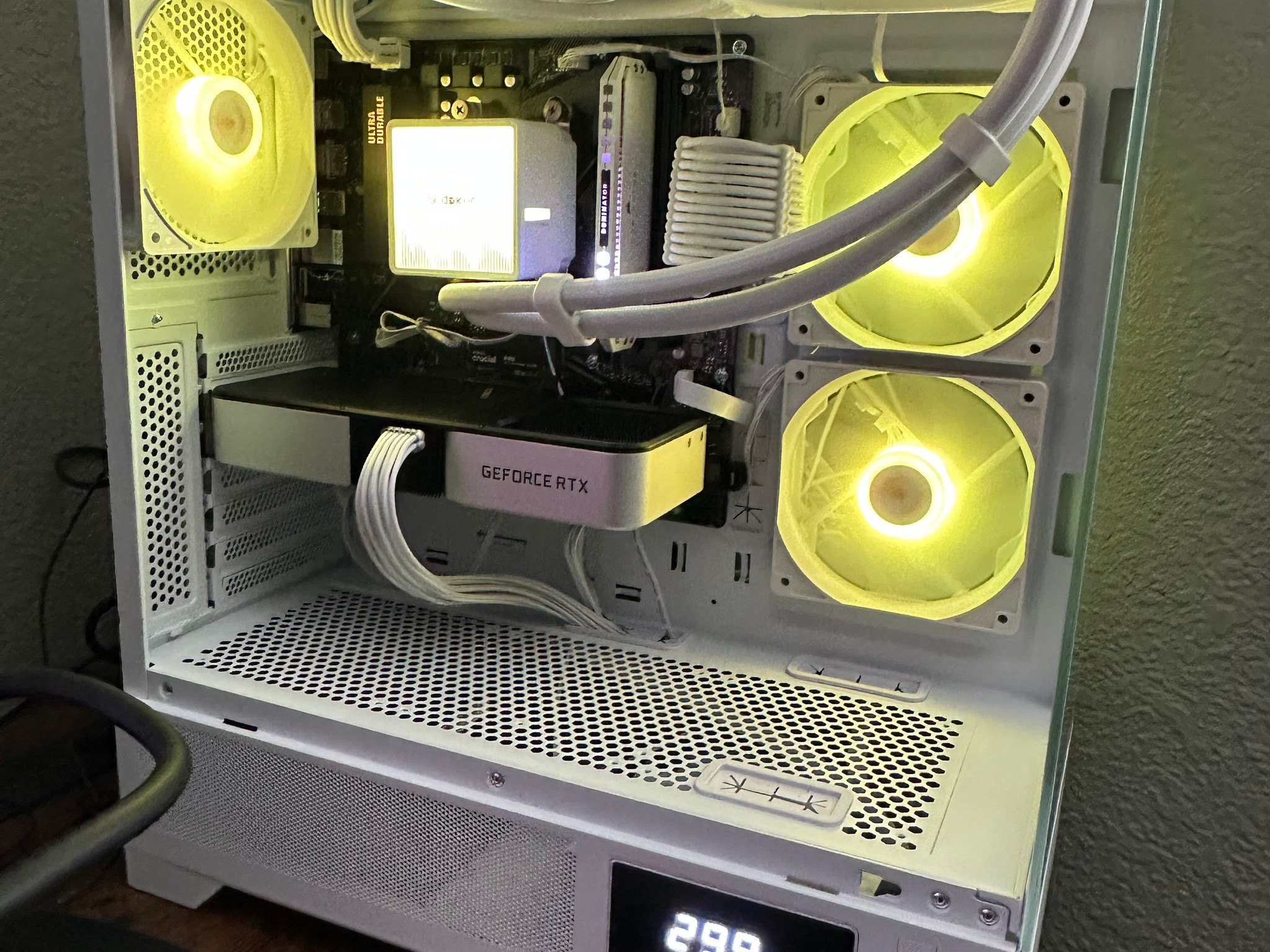 VERY NICE WHITE GAMING PC