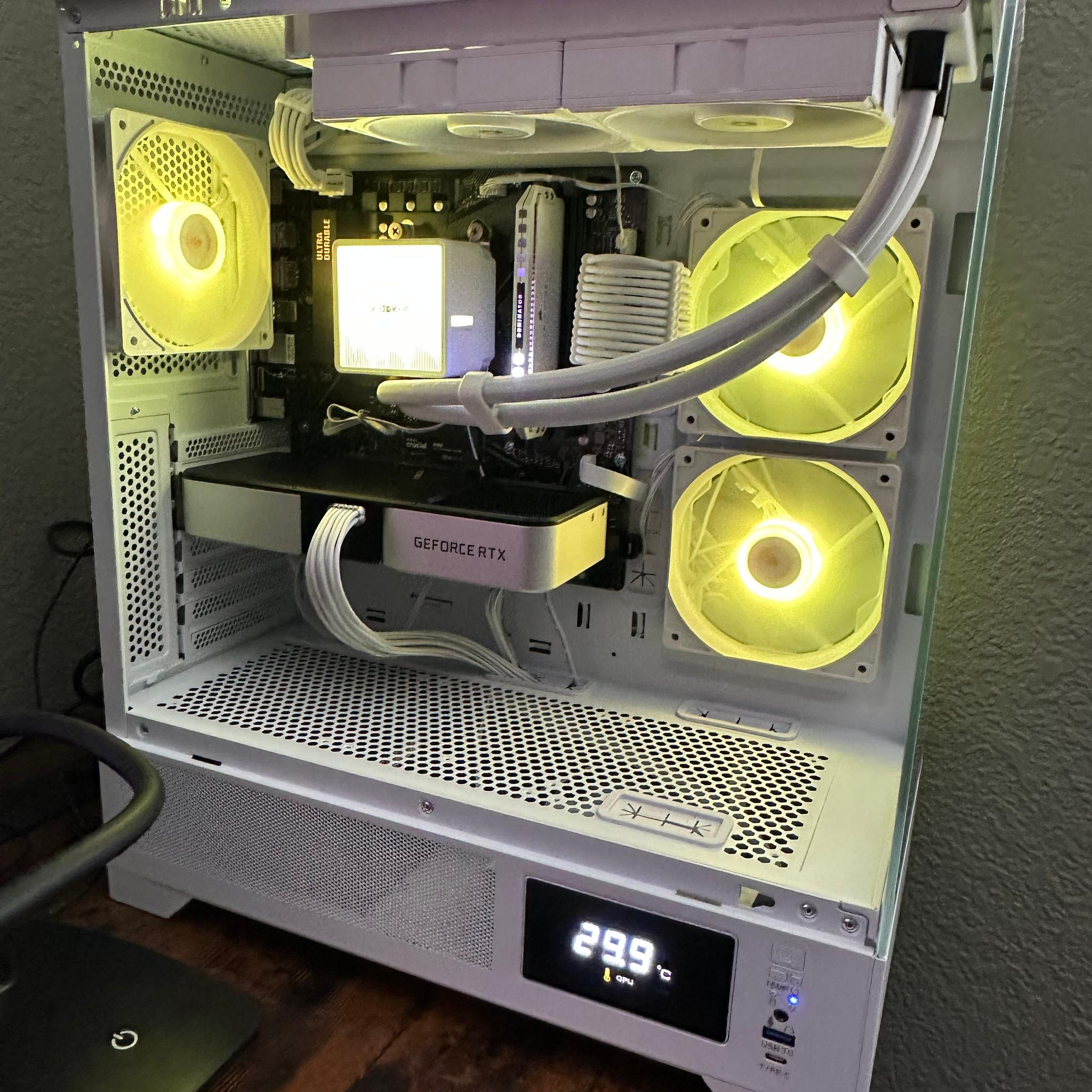 VERY NICE WHITE GAMING PC