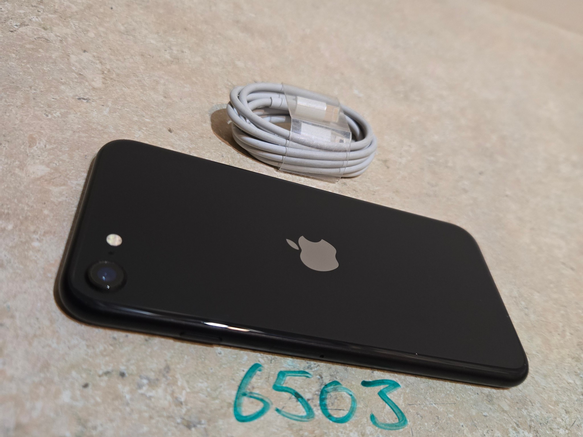 Apple iphone SE Phone - 2nd Generation - 64GB - Unlocked