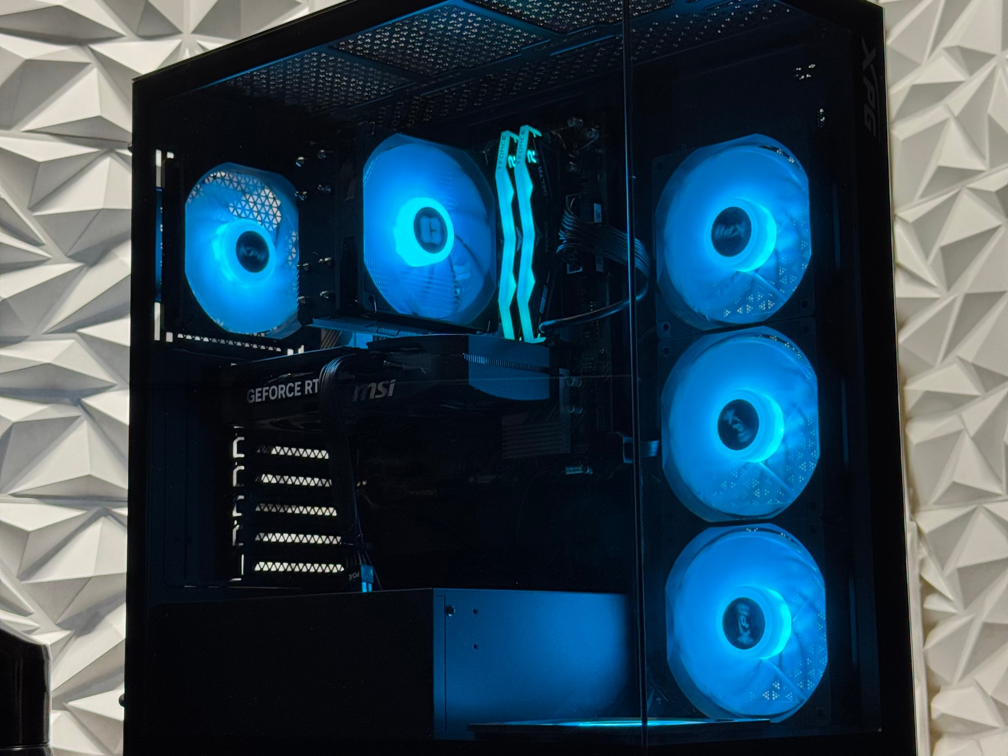 Rtx 5060 ti / Ryzen 5 7500F / 16GB 6000Mhz DDR5 / 1TB Samsung 970 / RGB