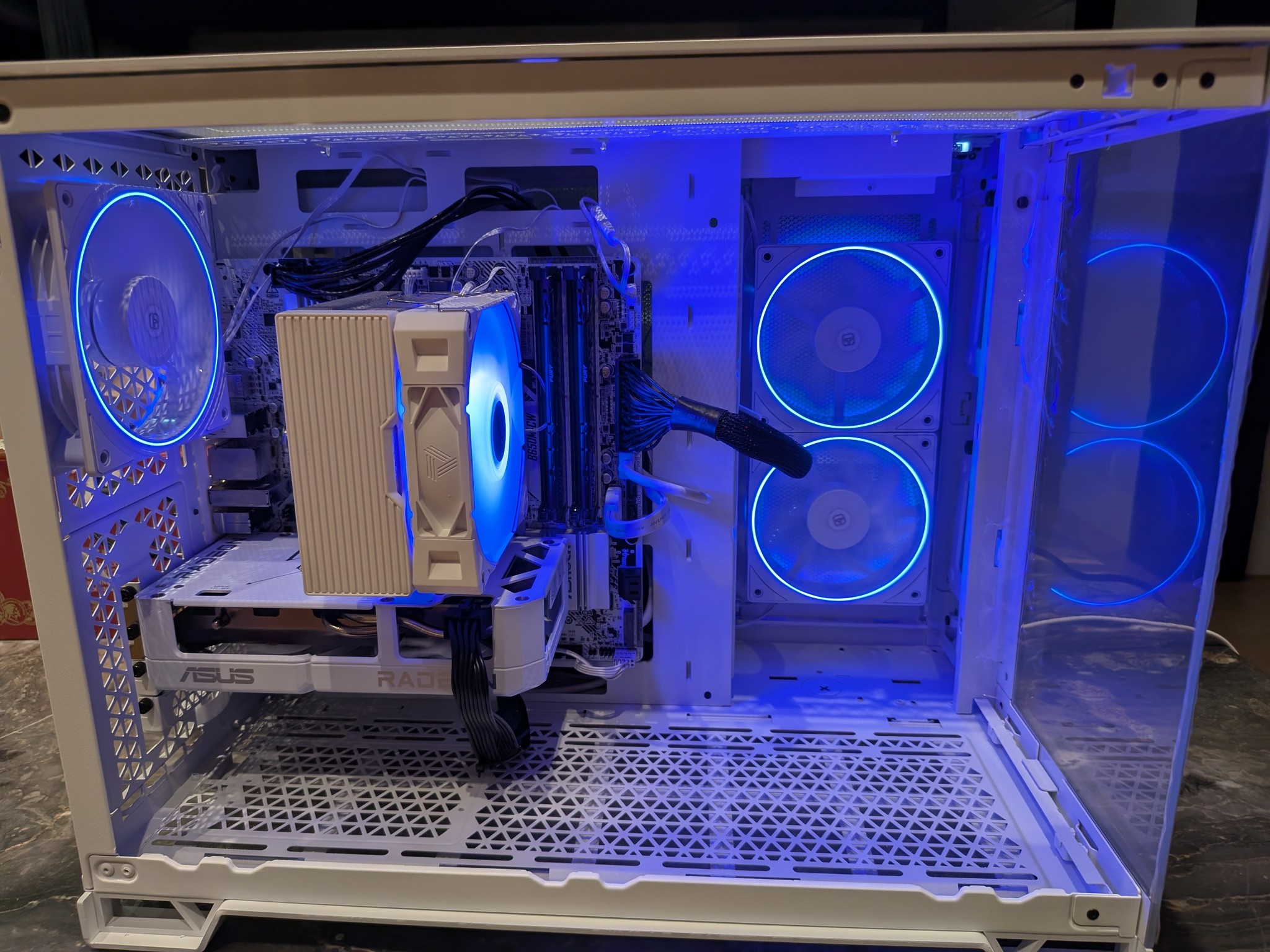 1440p Snowball - RX 9060 XT 16GB, Ryzen 5 7600, 32 GB DDR5, 2 TB Gen 4, RGB