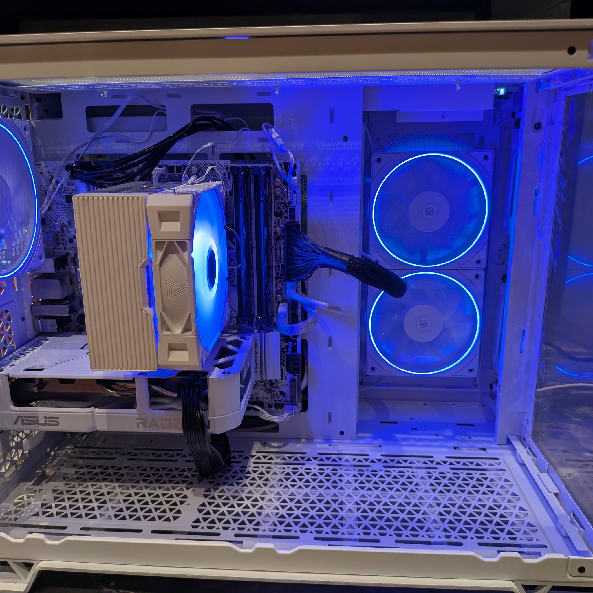 1440p Snowball - RX 9060 XT 16GB, Ryzen 5 7600, 32 GB DDR5, 2 TB Gen 4, RGB
