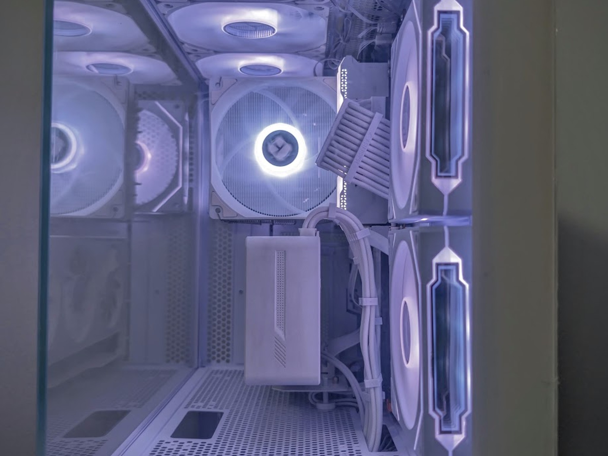 GIGABYTE Dual Vision Showcase PC - RTX 3070 / Ryzen 5700X / 32GB CL16 / Thunderbolt 3 Creator Build