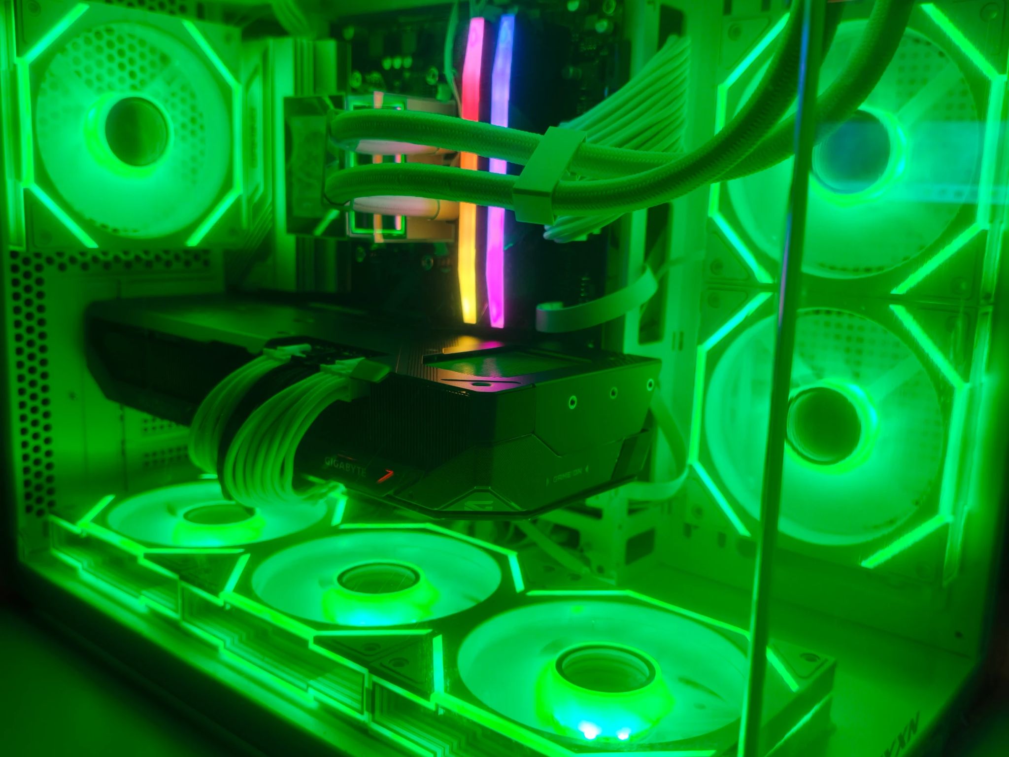 White 4K Gaming/Productivity Custom PC Radeon RX 9070 XT - Ryzen 9 7900X, 32GB RAM Scrren+Mirror Fan