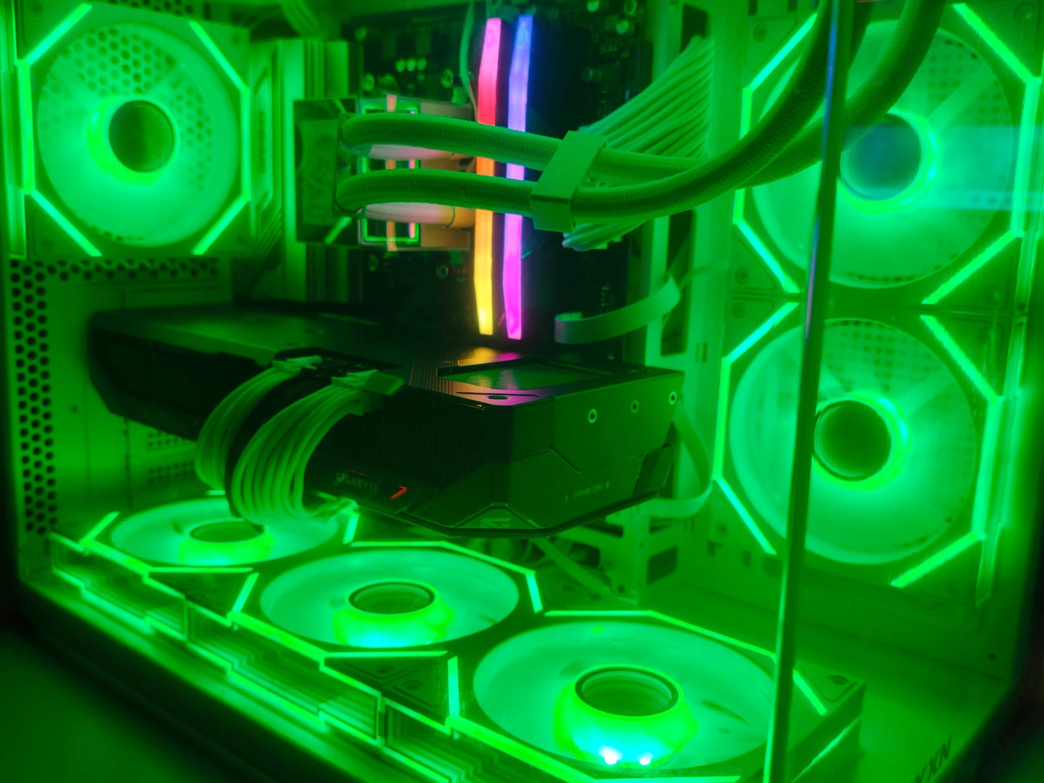White 4K Gaming/Productivity Custom PC Radeon RX 9070XT - Ryzen 9 7900X, 32GB RAM Scrren+Mirror Fan