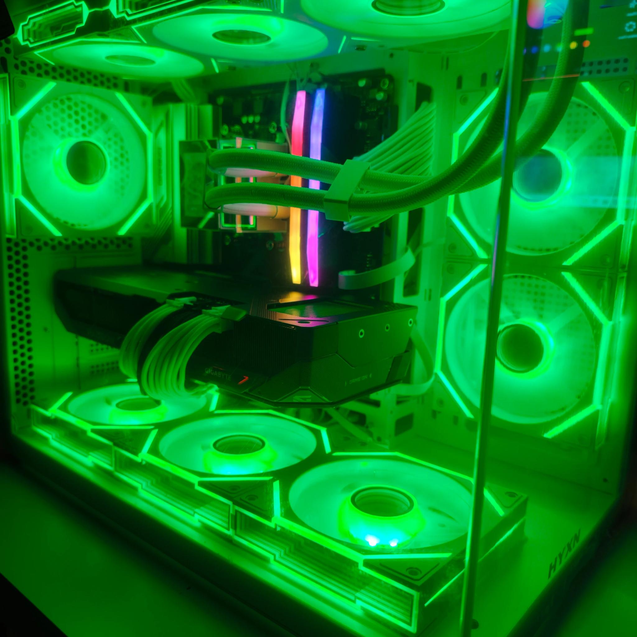 White 4K Gaming/Productivity Custom PC Radeon RX 9070 XT - Ryzen 9 7900X, 32GB RAM Scrren+Mirror Fan