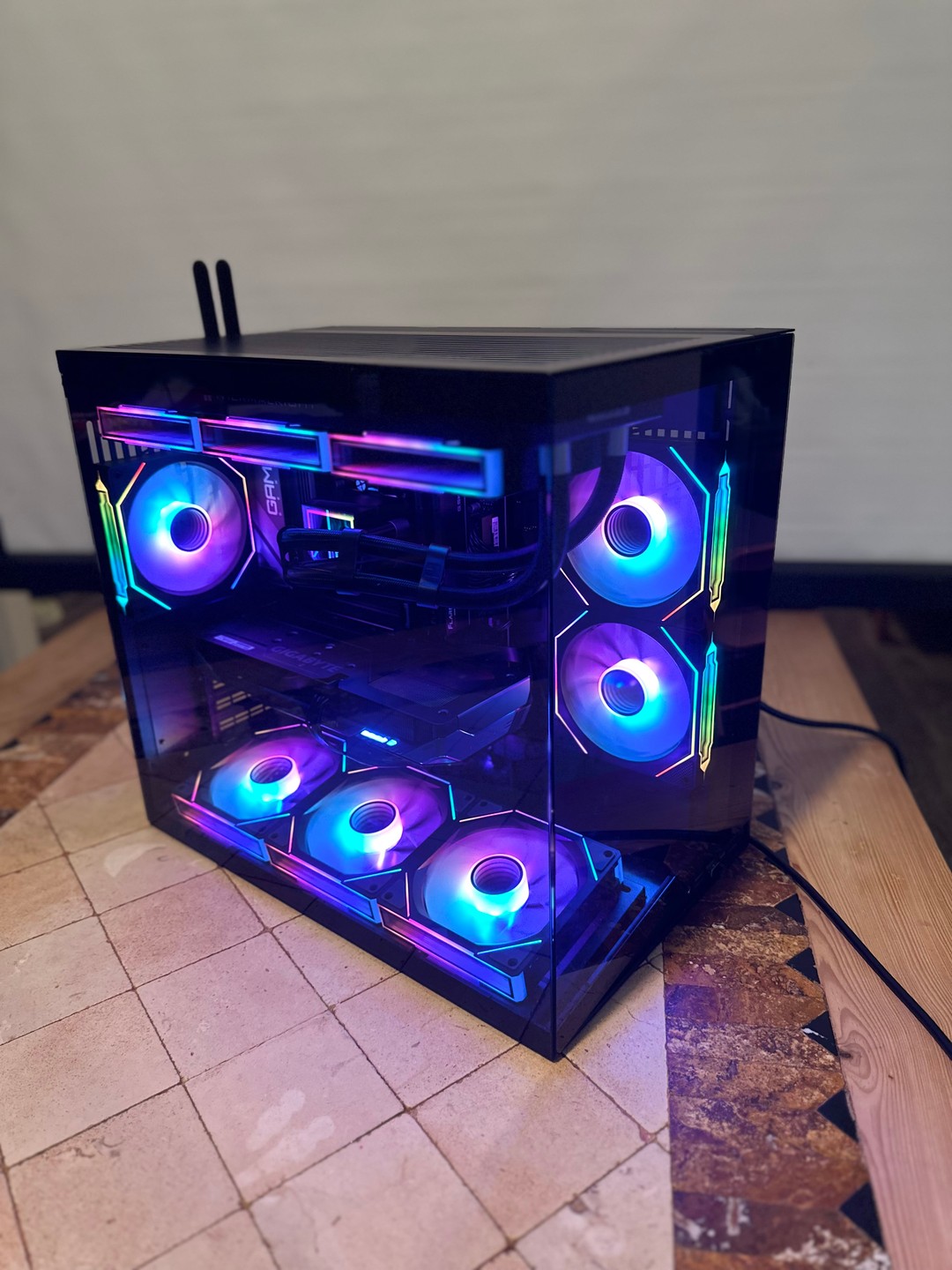 Ryzen 7 9700X / RX 9060XT 16GB - Lian Li O11 Dynamic Mini Mid