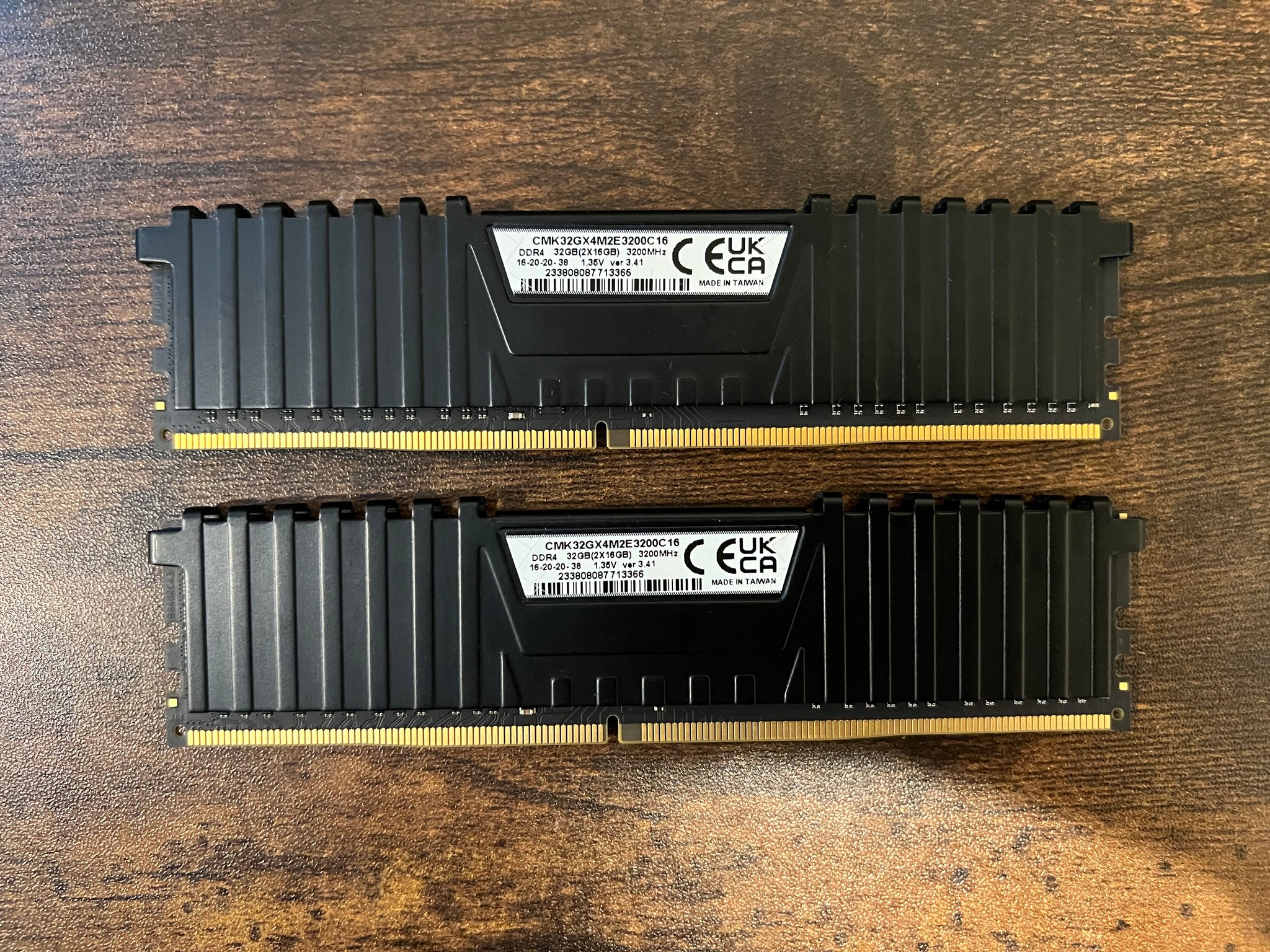 32GB (2x16GB) DDR4-3200MHz CL16 Corsair Vengeance LPX RAM Memory