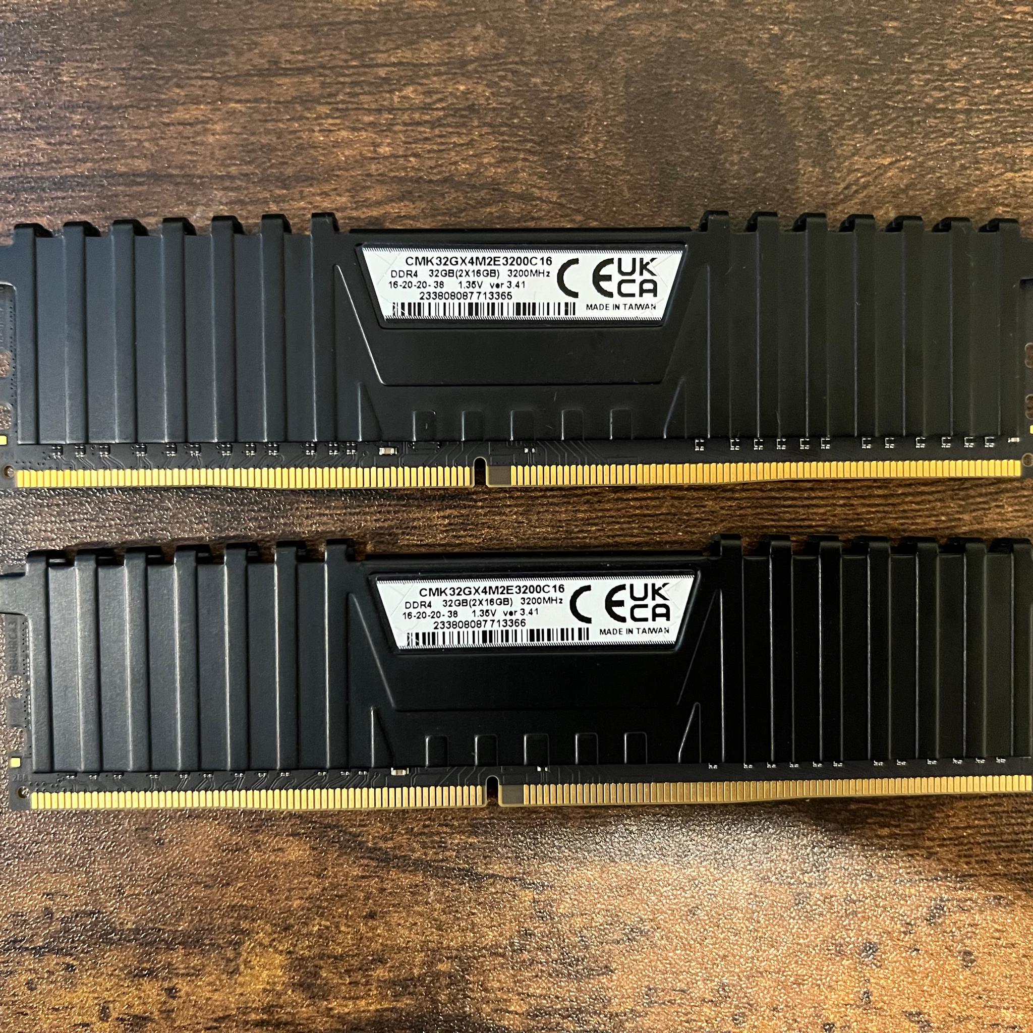 32GB (2x16GB) DDR4-3200MHz CL16 Corsair Vengeance LPX RAM Memory