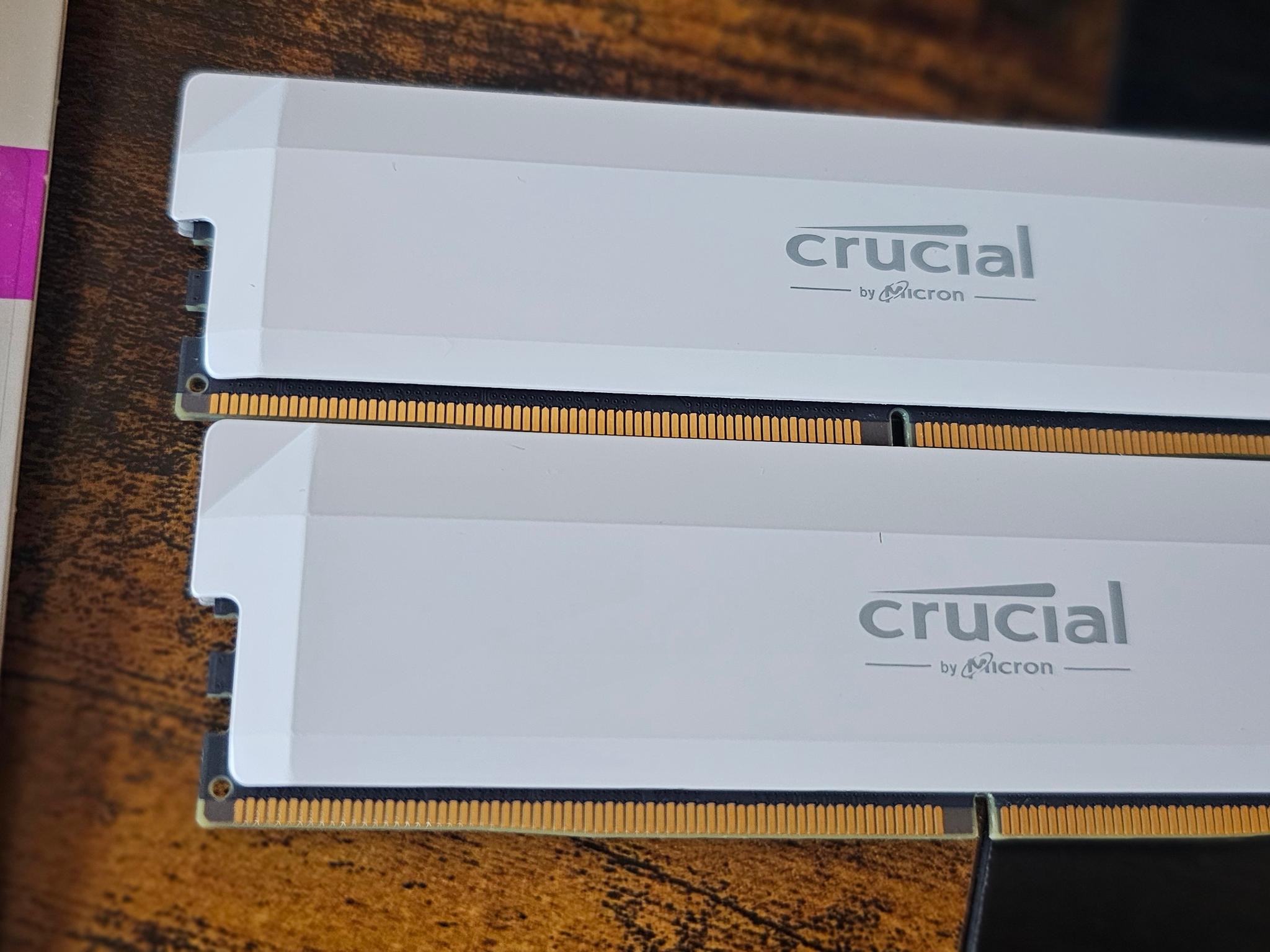 WHITE CRUCIAL DDR5 RAM 2X16 (32GB) 6400 MT/s ( LAST OF ITS KIND )