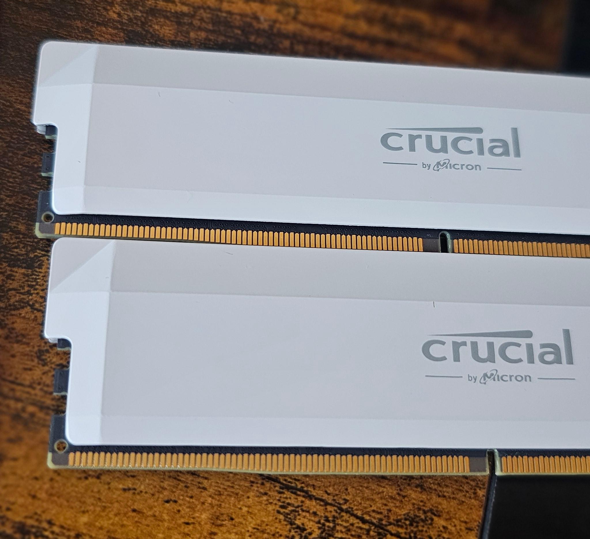 WHITE CRUCIAL DDR5 RAM 2X16 (32GB) 6400 MT/s ( LAST OF ITS KIND )