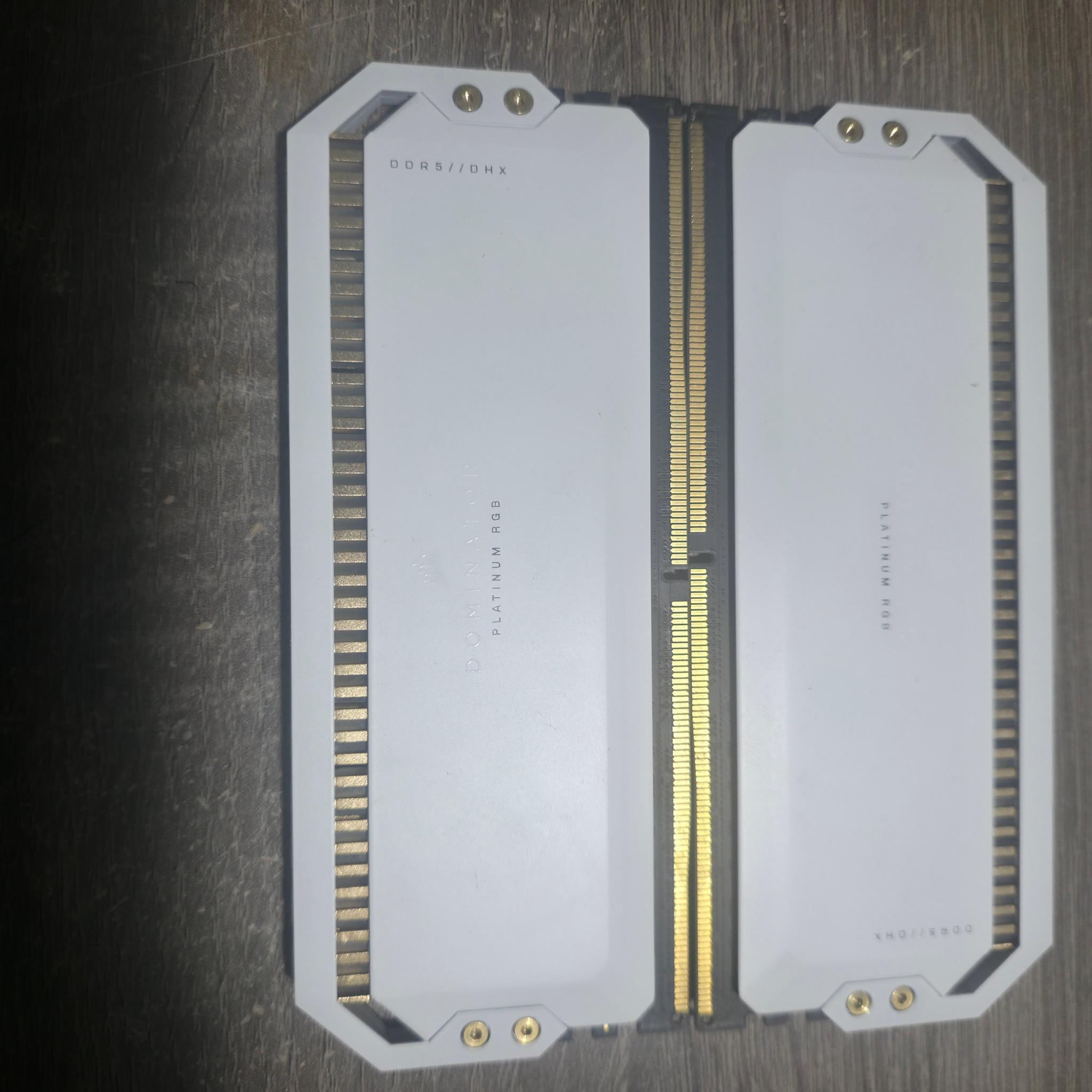 CORSAIR DOMINATOR PLATINUM RGB DDR5 RAM 32GB (2x16GB) 6200MHz CL36 Intel XMP