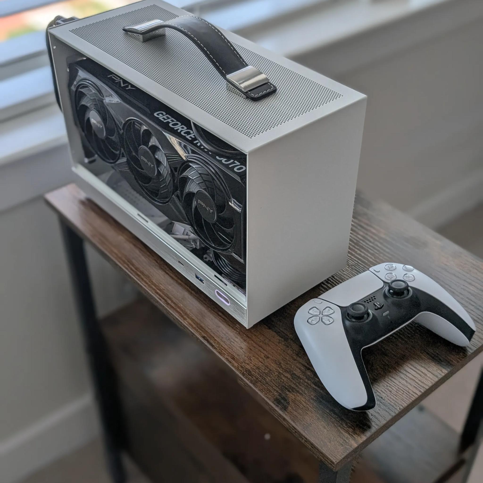 5070 + 9600X - Tiny White Mini ITX PC (8.1L) - Full size GPU