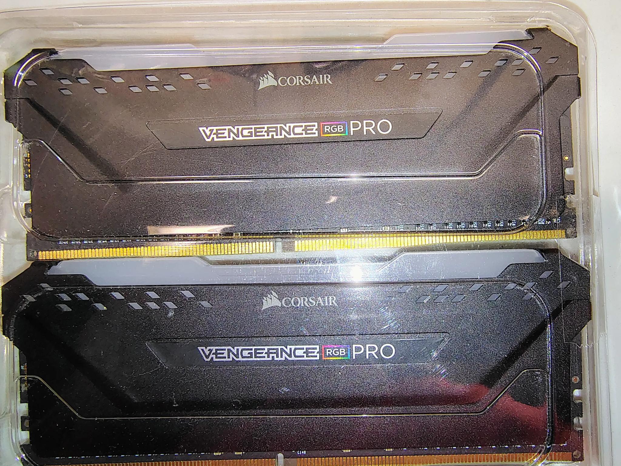 64GB CORSAIR VENGEANCE RGB PRO DDR4 (32GB x 2)