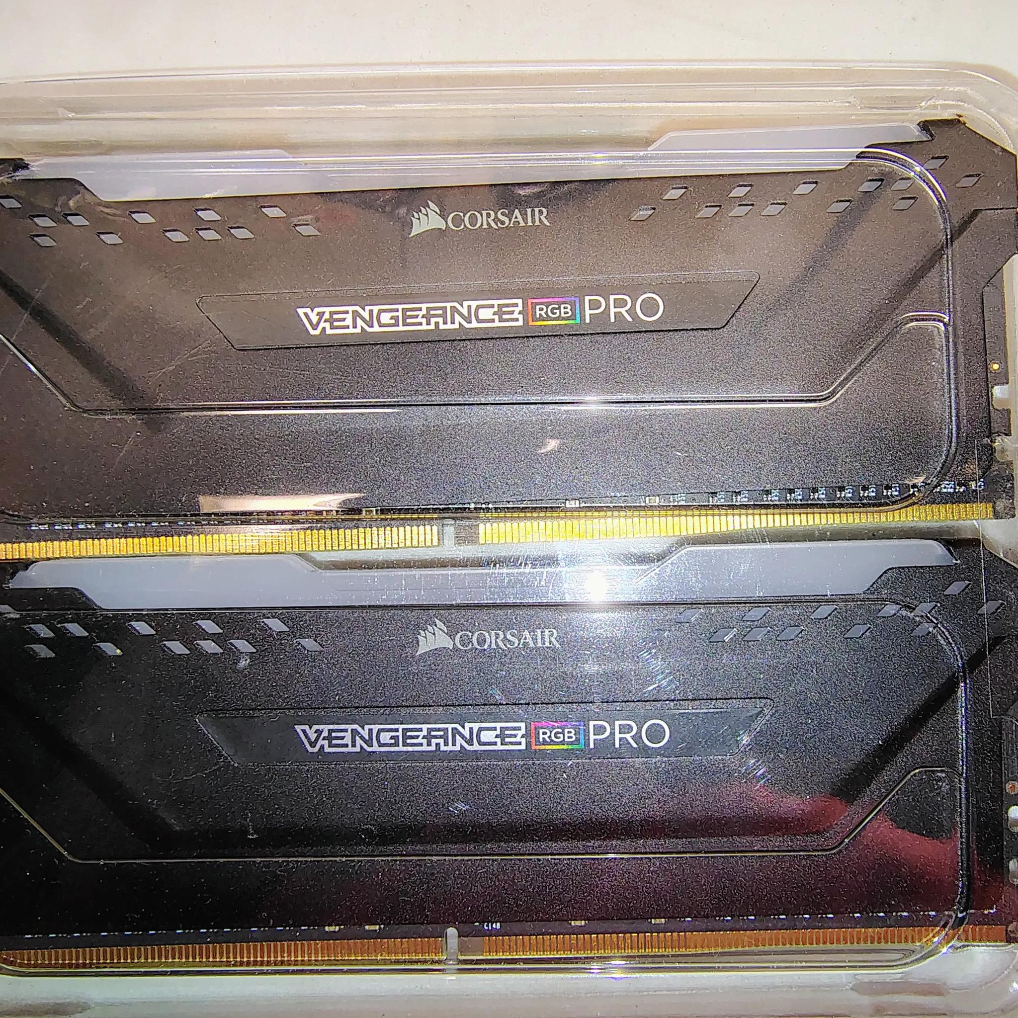64GB CORSAIR VENGEANCE RGB PRO DDR4 (32GB x 2)