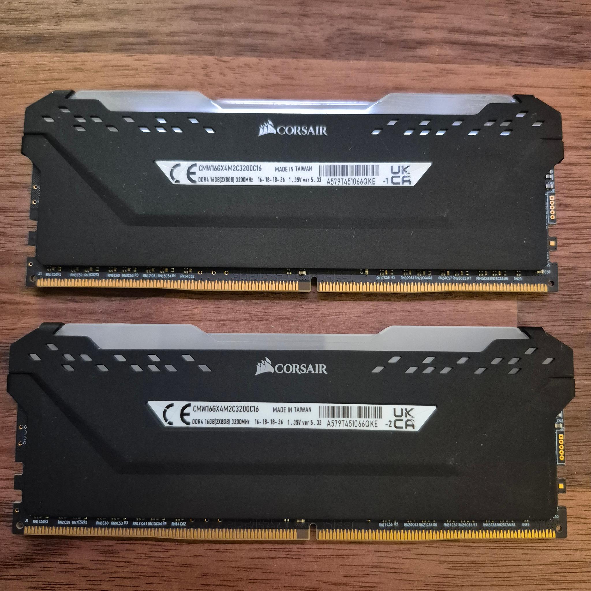 CORSAIR 16 GB RGB RAM
