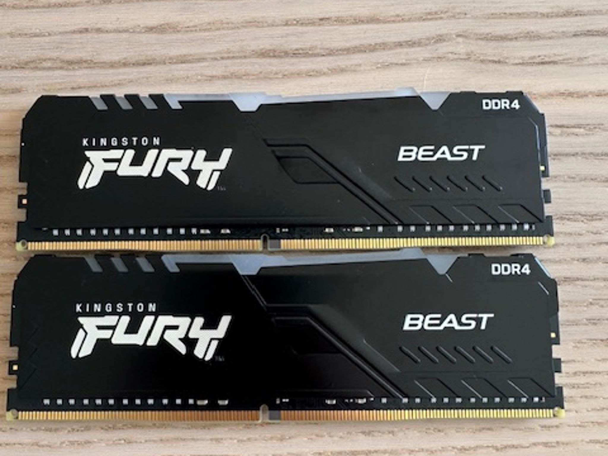 32 GB Kingston Fury Beast DDR4-3733 CL19-23-23 @ 1.35V