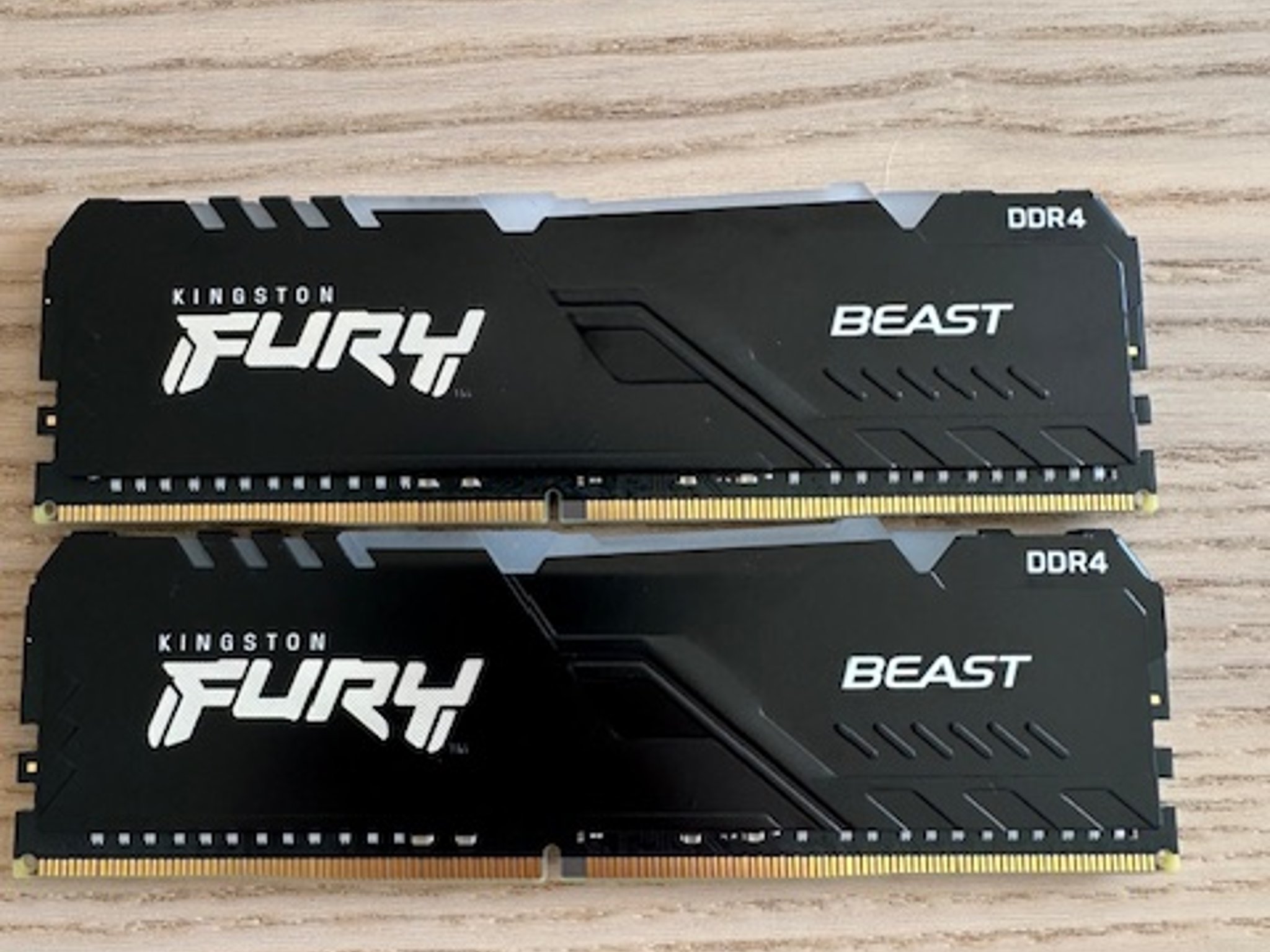32 GB Kingston Fury Beast DDR4-3733 CL19-23-23 @ 1.35V