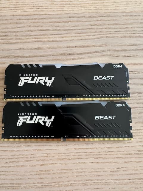 32 GB Kingston Fury Beast DDR4-3733 CL19-23-23 @ 1.35V