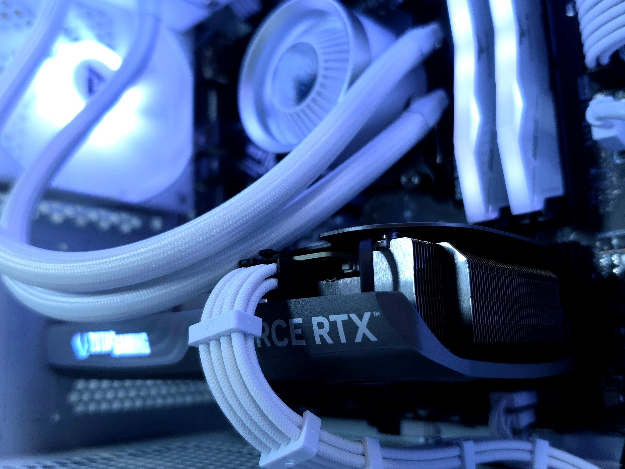 Zotac RTX 5070 🤍 Ryzen 7 8700F