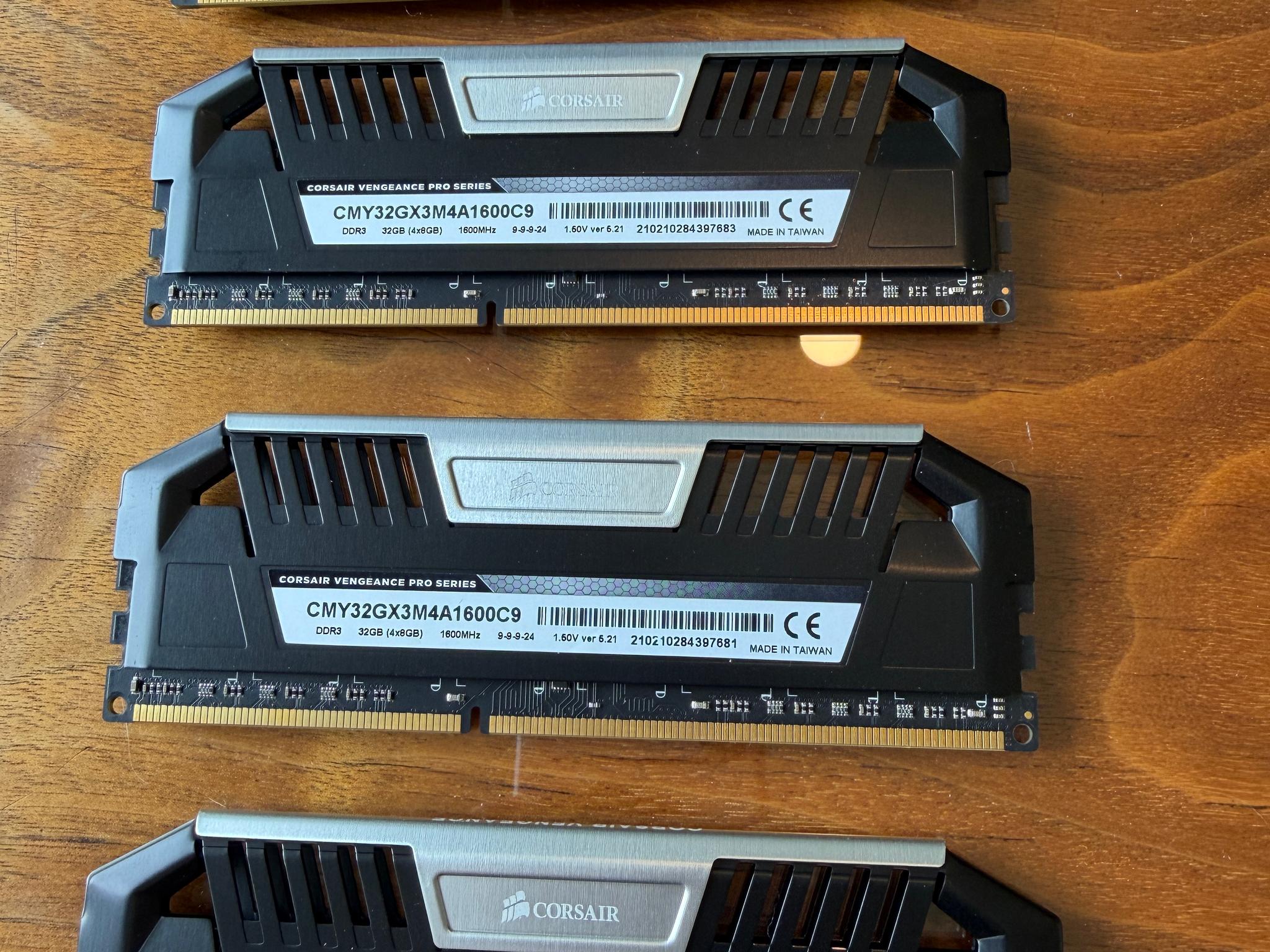 VENGEANCE® Pro Series — 32GB (4 x 8GB) DDR3 DRAM 1600MHz C9 Memory Kit
