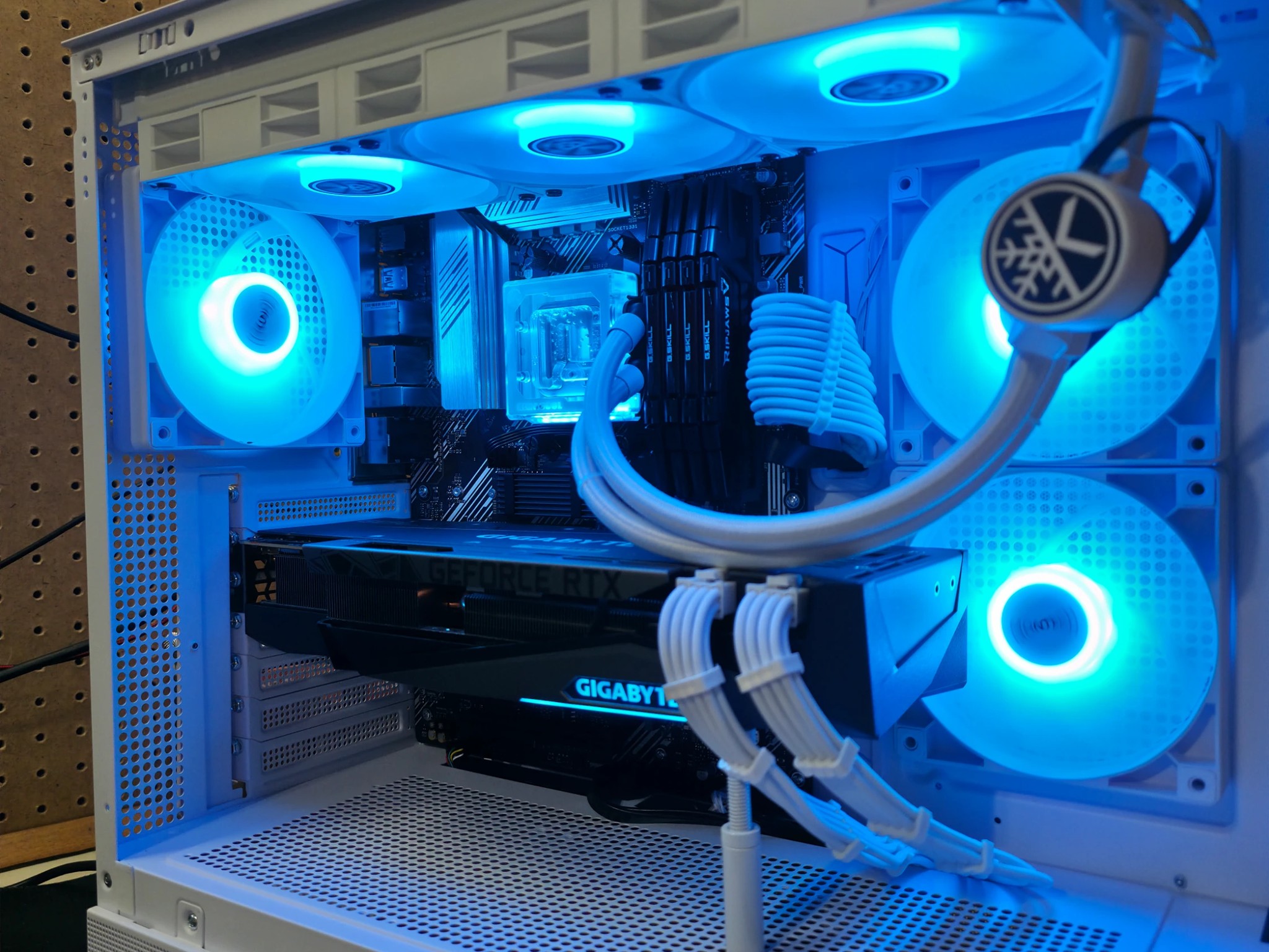 X3D Whiteout | RTX 3080 | 5600x3D | 16GB DDR4 | 1TB NVME