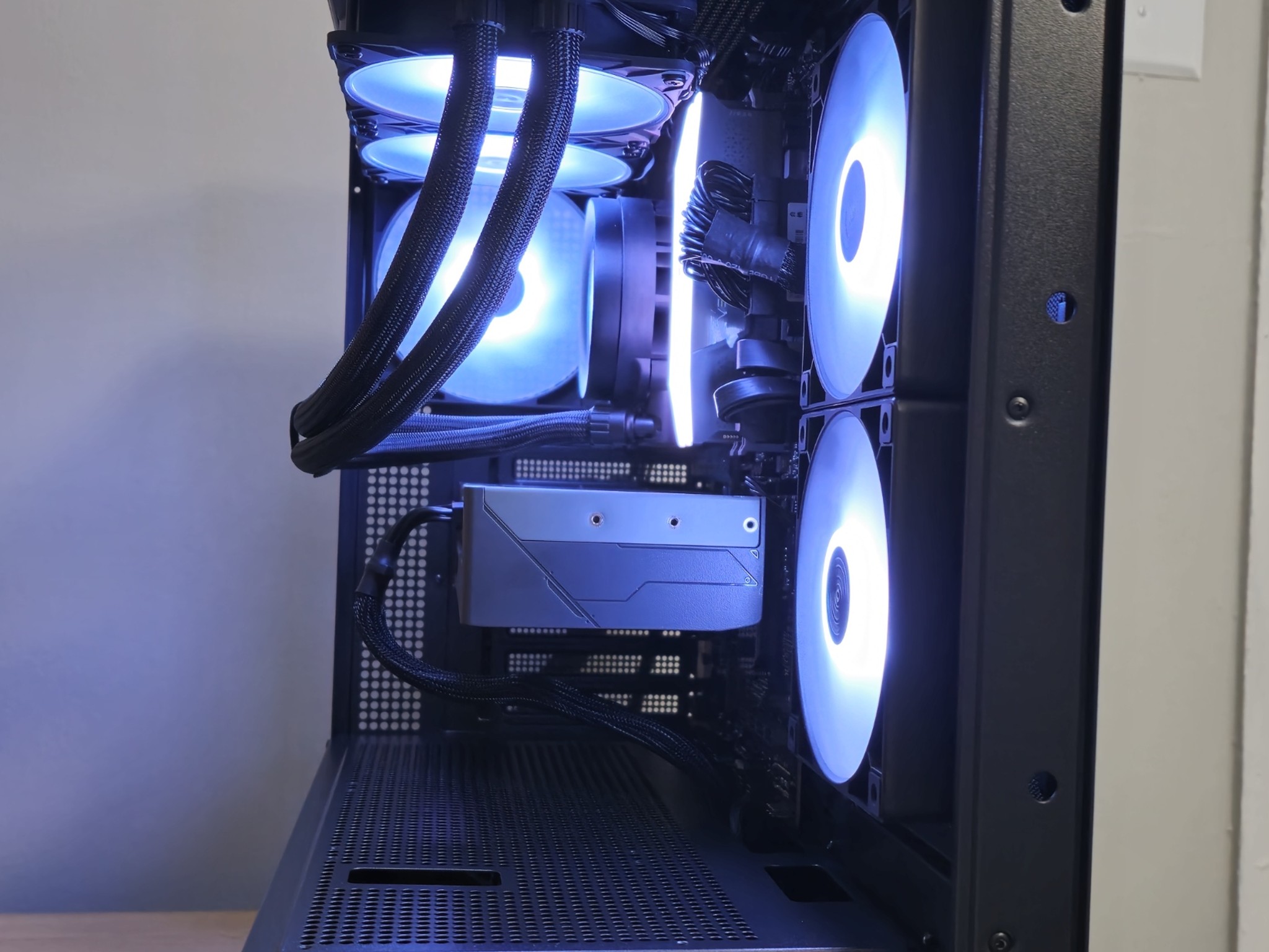 ⬛Onyx⬛ RTX 4070 Super ⬛ Ryzen 7 7700X ⬛ 32GB DDR5-6000 ⬛ 2 TB SSD