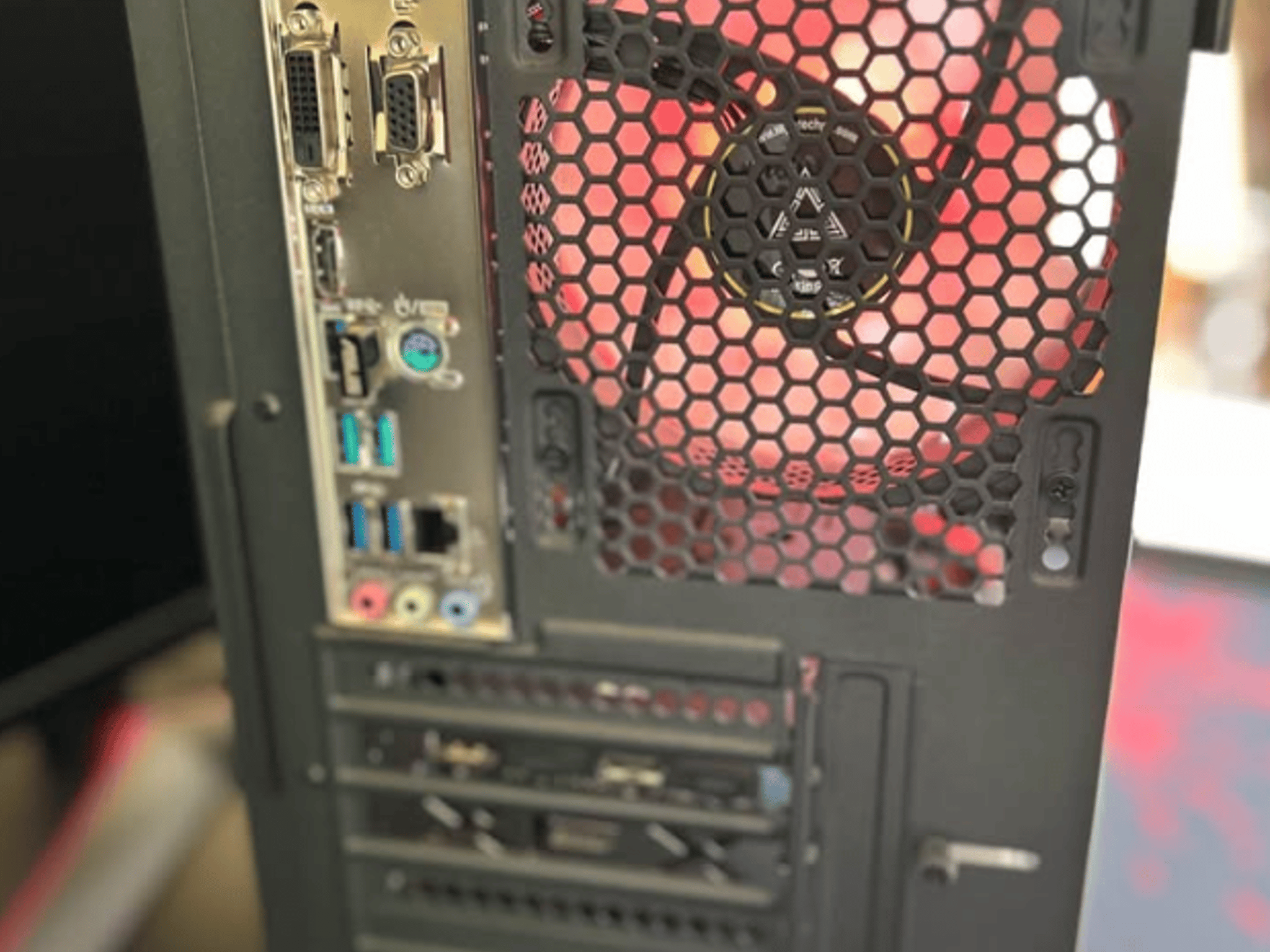 Black and Red Rx 6600/Ryzen 5 5500 PC