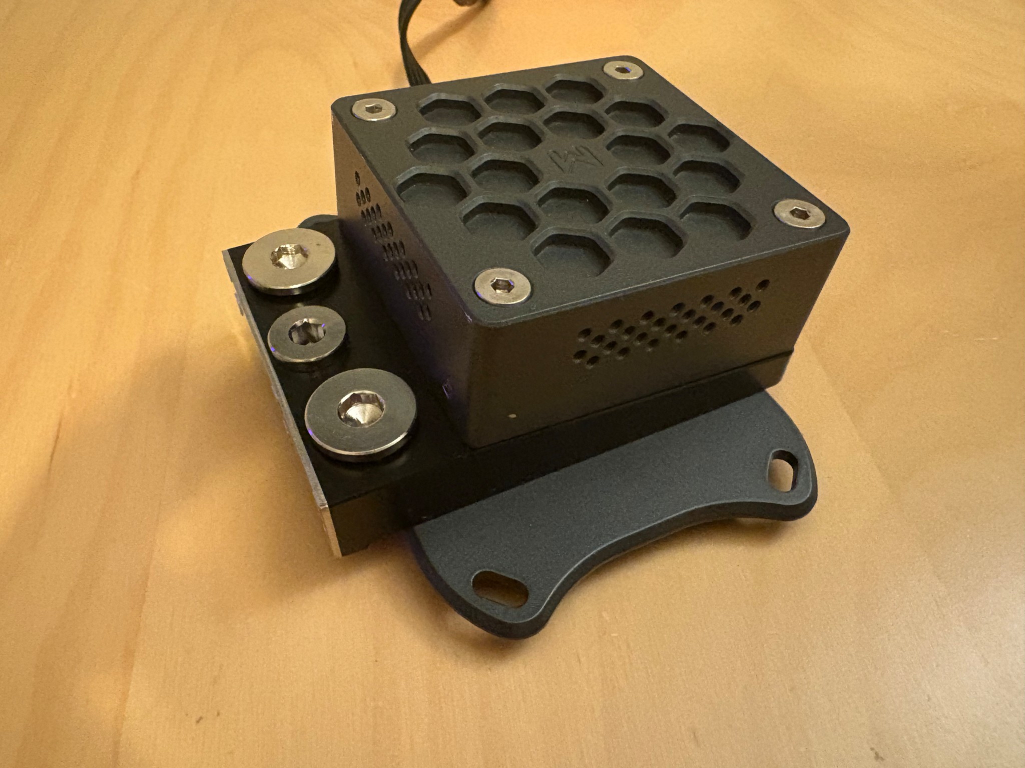 Modultra LOBO acetal pump block w/ emitter heatsink and EK DDC 4.1 for AM5