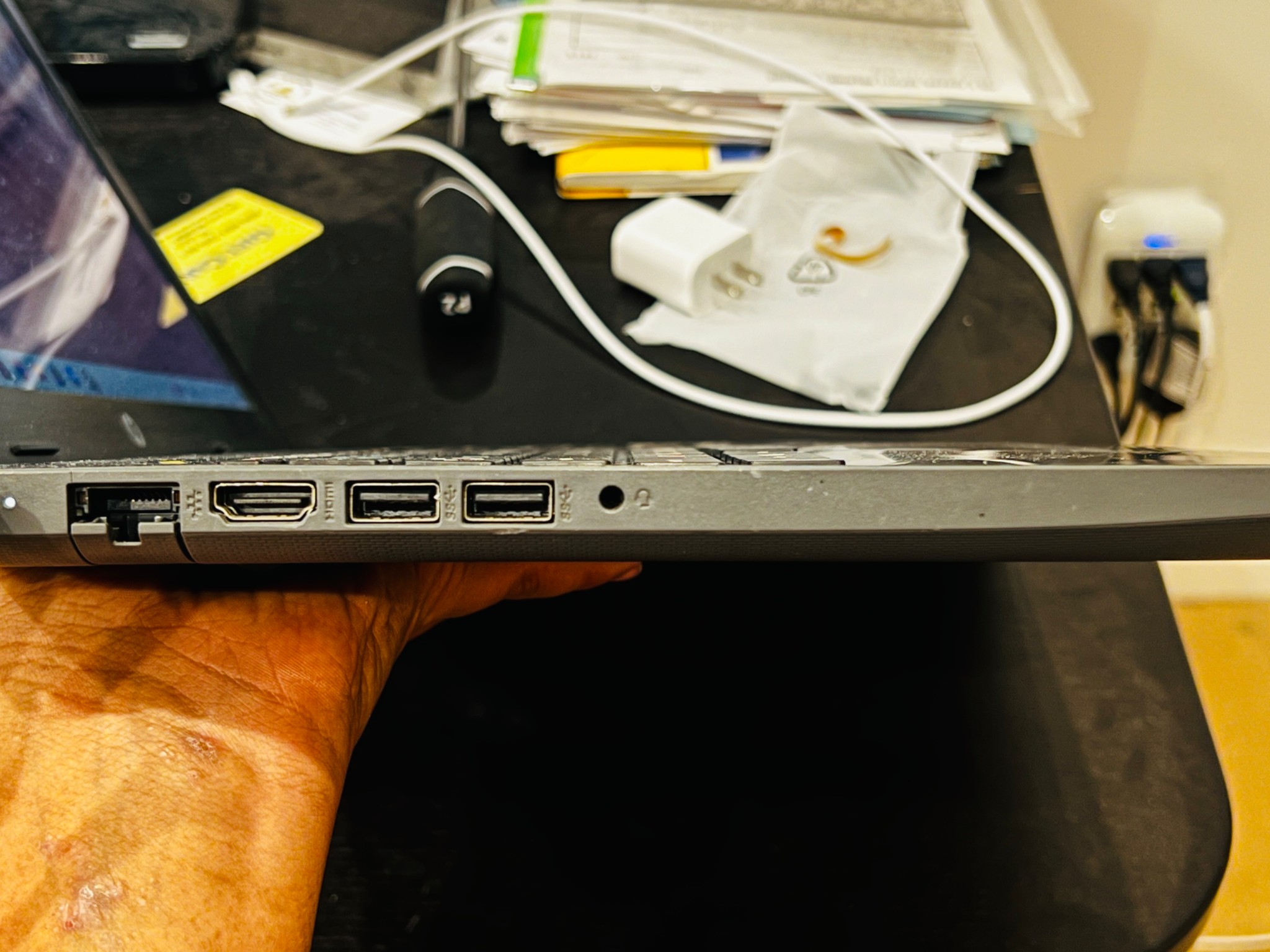 GOOD LAPTOP FOR KIDS! BUT NEEDS BATTERY CHANGE!!! CHEAP CHEAP PRICE